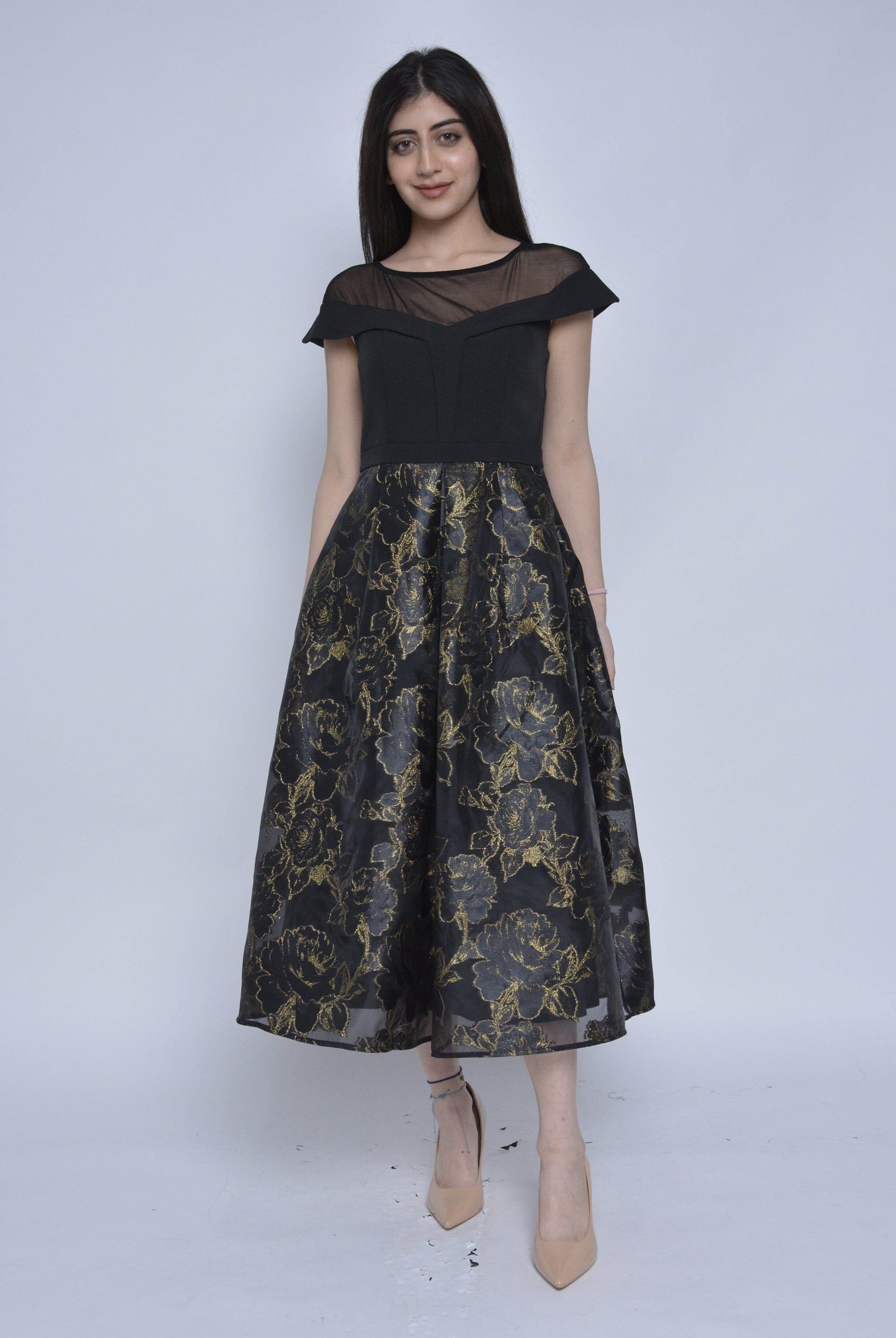 نتشي فستان ميدي قصير الأكمام بقطعة شيفون على الصدر