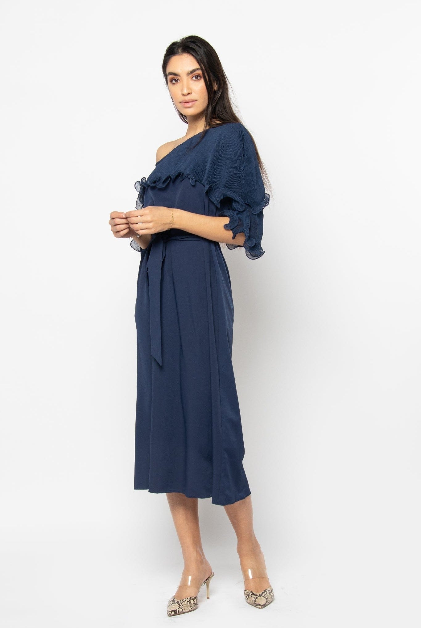 نتشي فستان ميدي قصير الأكمام كتف وكتف