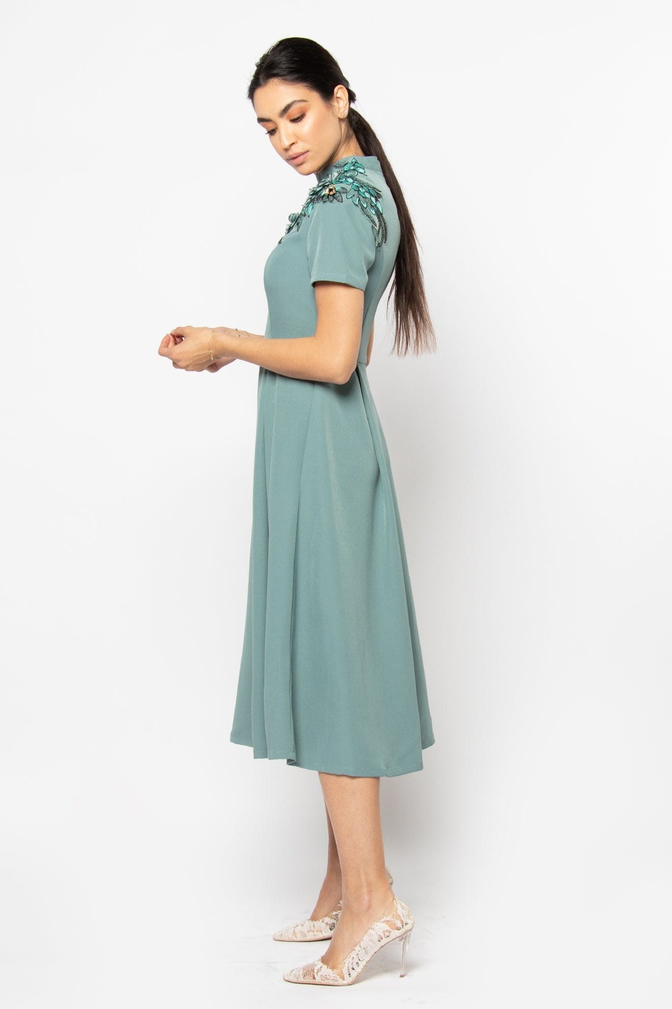 نتشي فستان ميدي نص كم مفتوح من الرقبة مزين بوردة