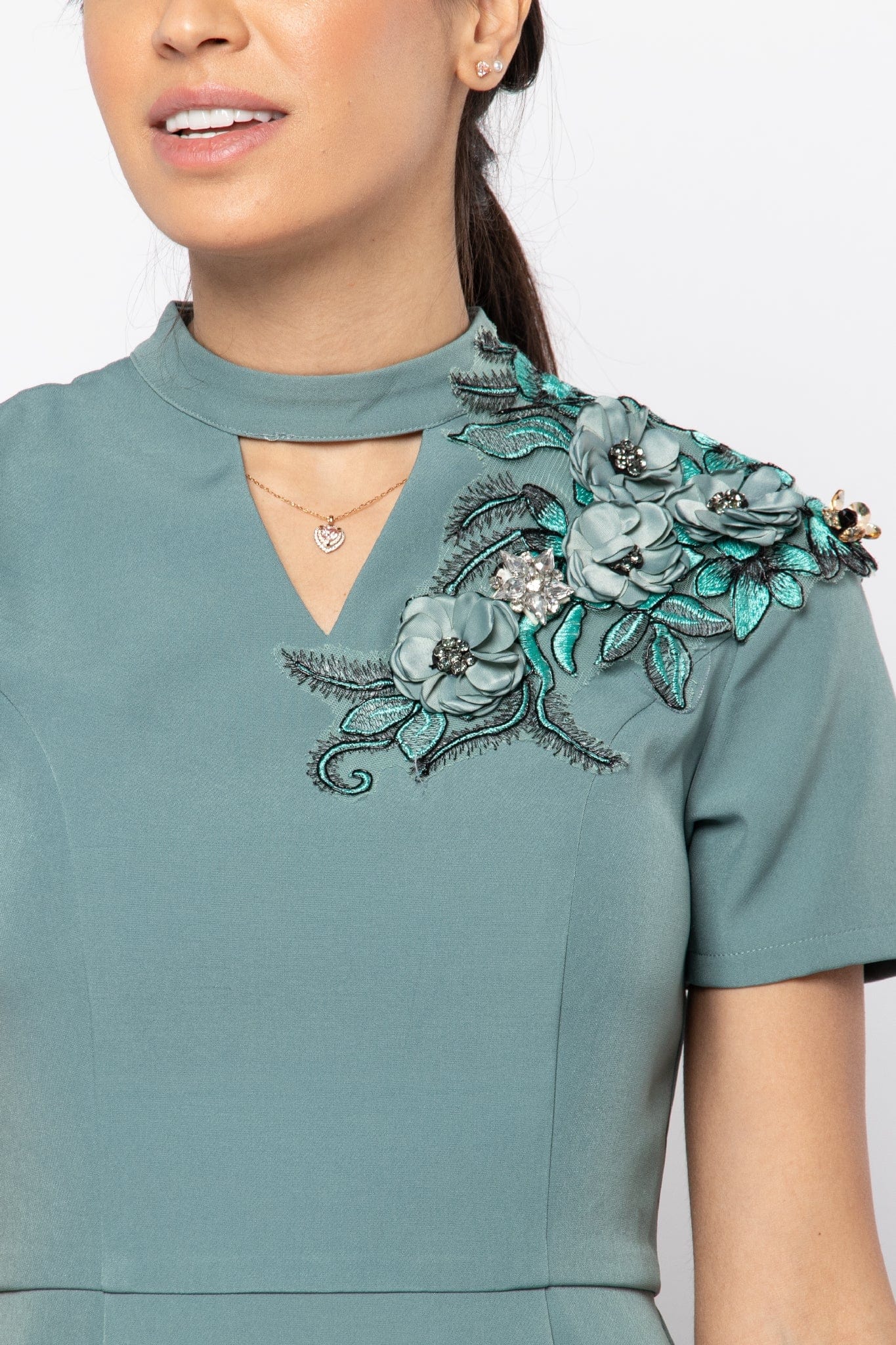 نتشي فستان ميدي نص كم مفتوح من الرقبة مزين بوردة