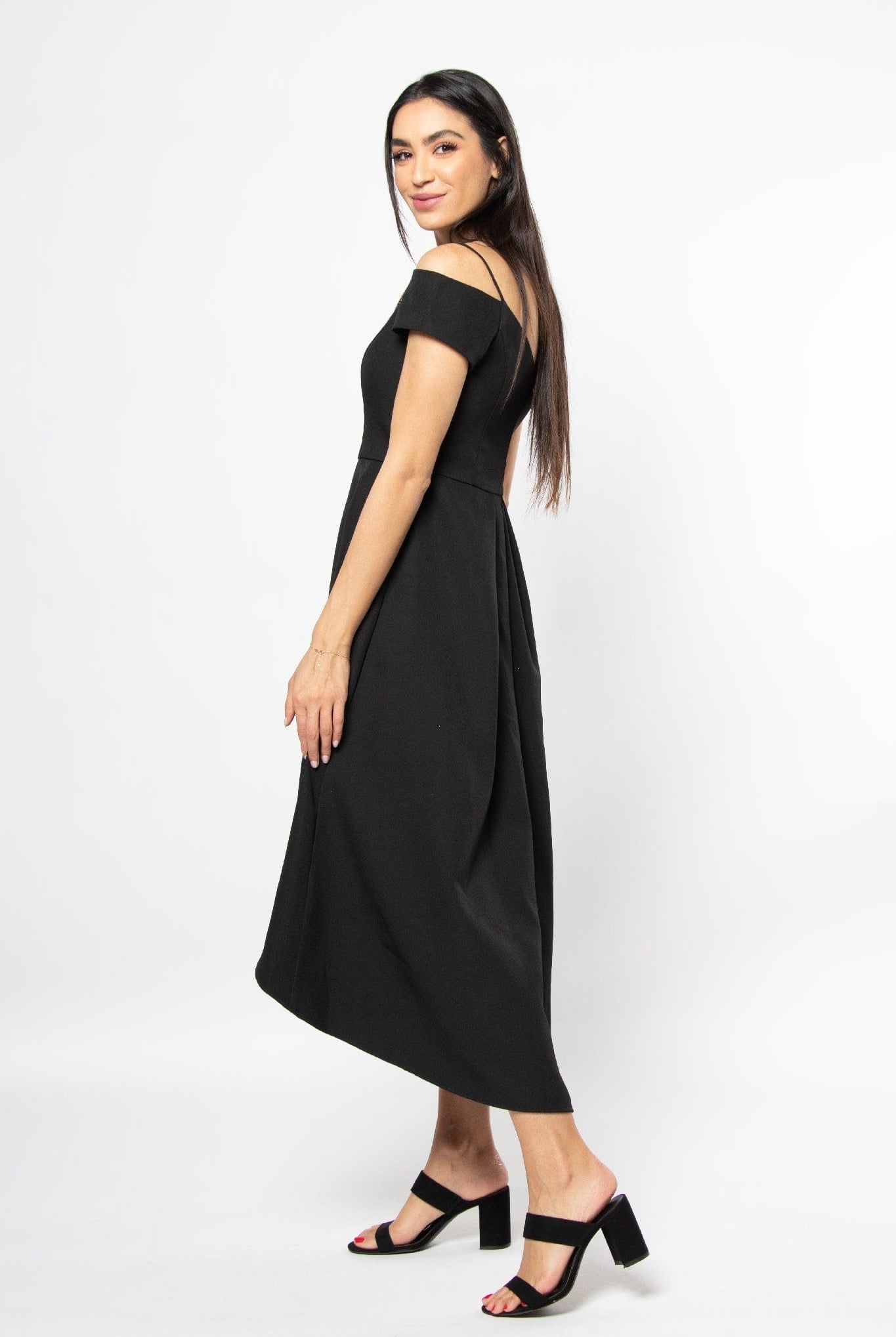 نتشي فستان ميدي بأكمام قصير وحمالات وتطريز على الصدر