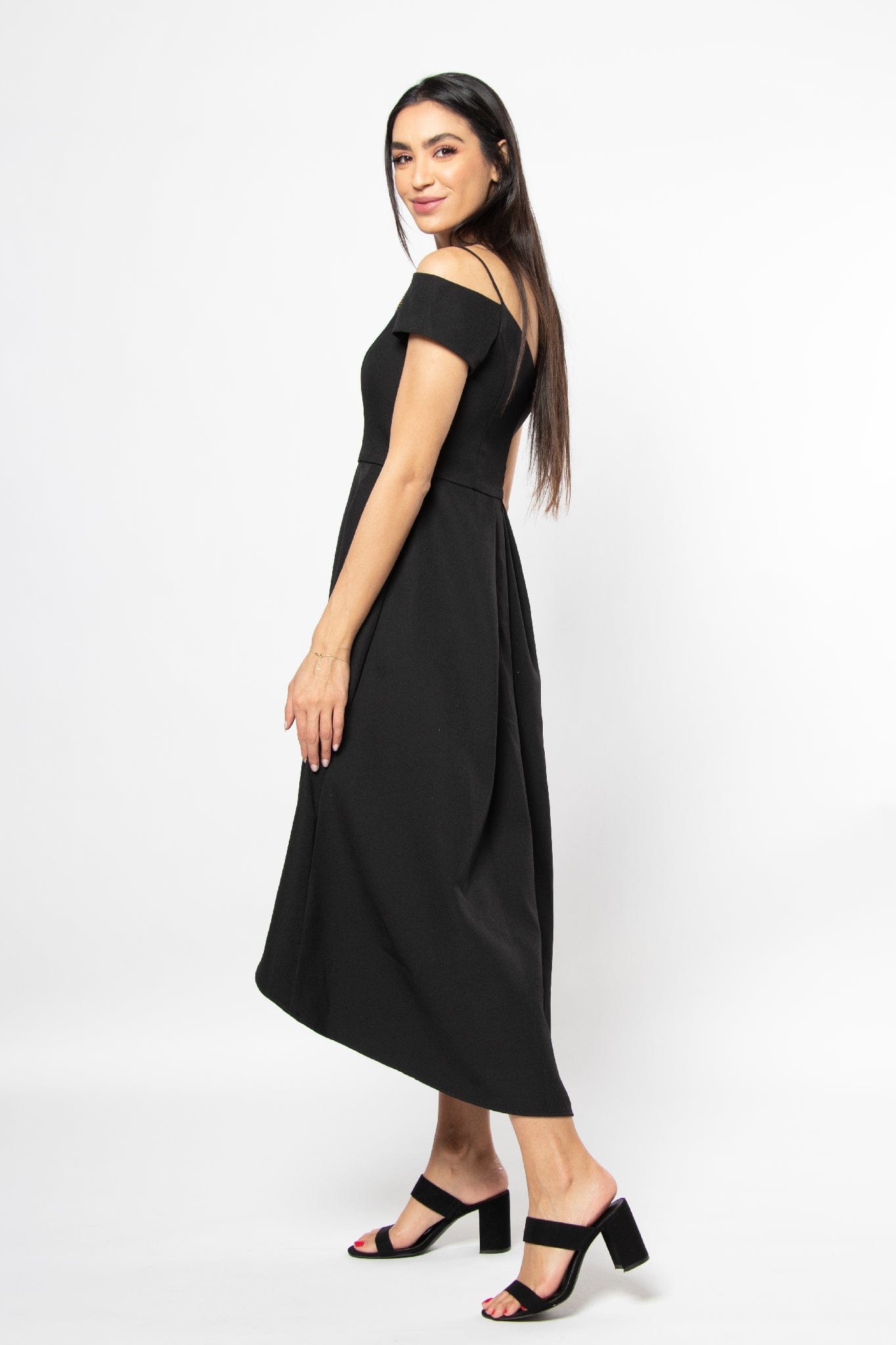 نتشي فستان ميدي بأكمام قصير وحمالات وتطريز على الصدر