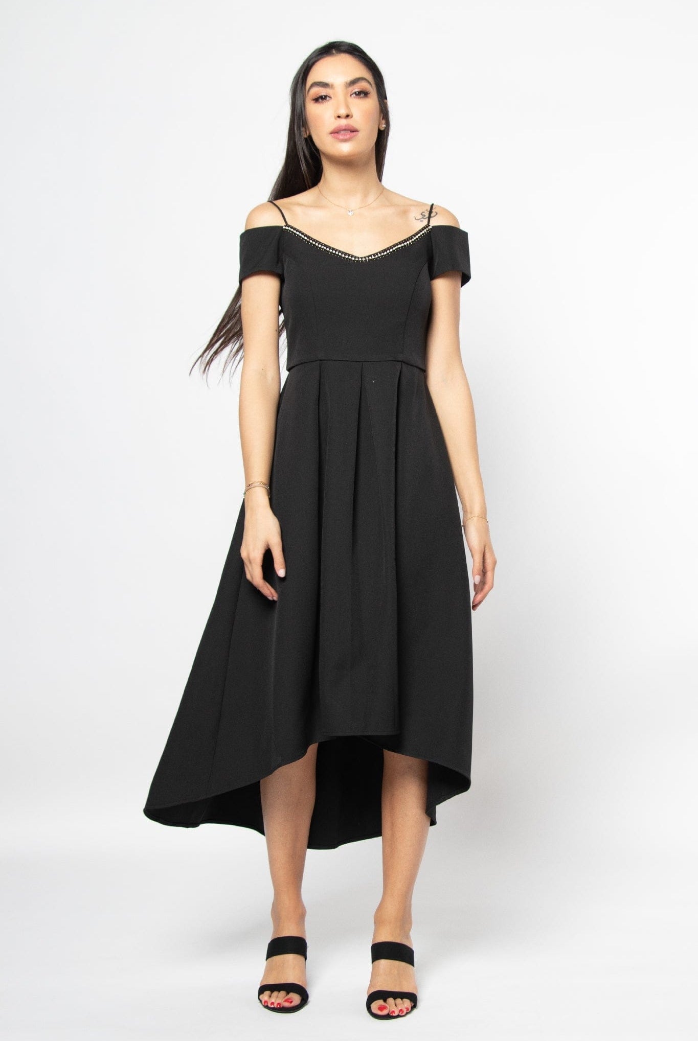 نتشي فستان ميدي بأكمام قصير وحمالات وتطريز على الصدر