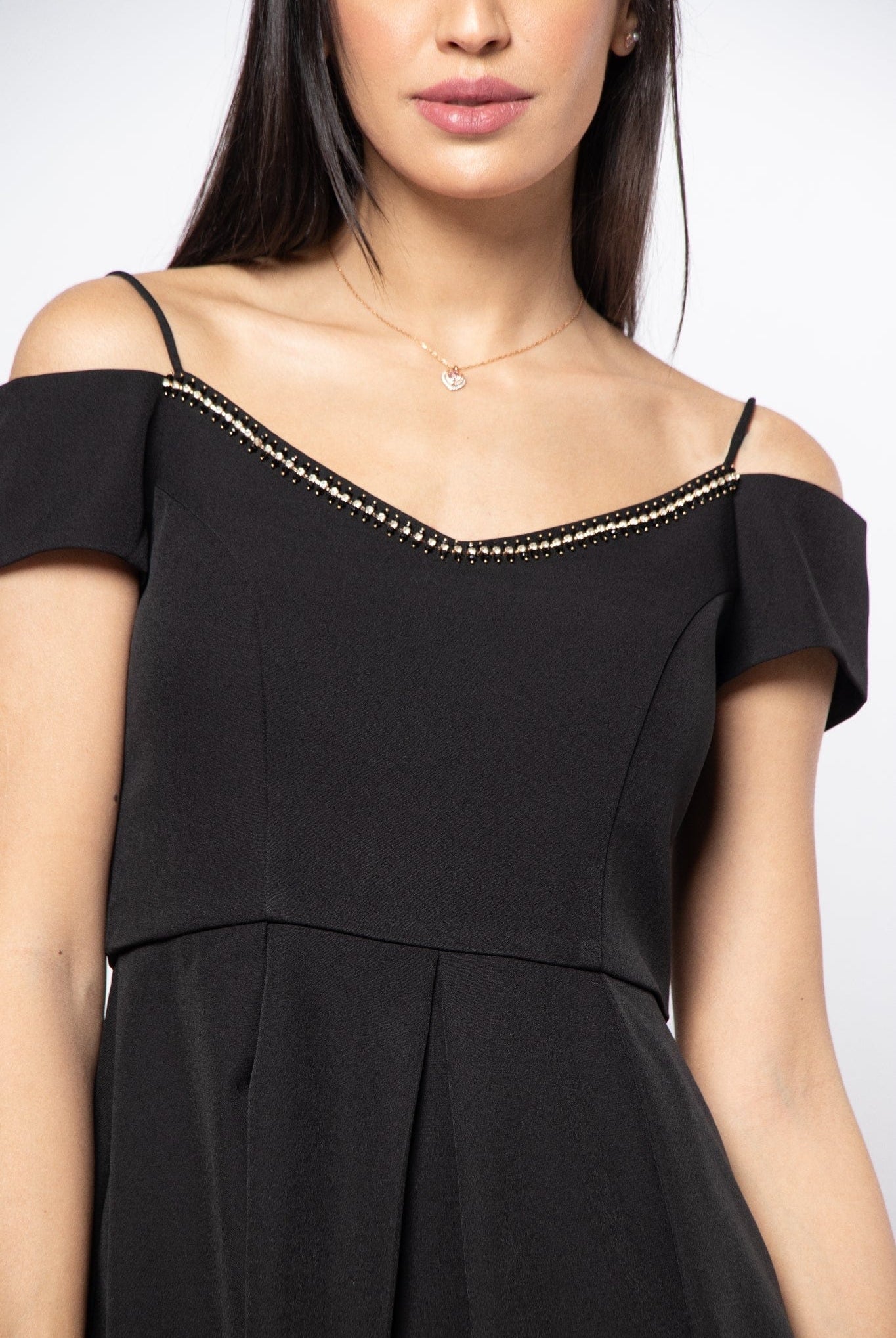 نتشي فستان ميدي بأكمام قصير وحمالات وتطريز على الصدر