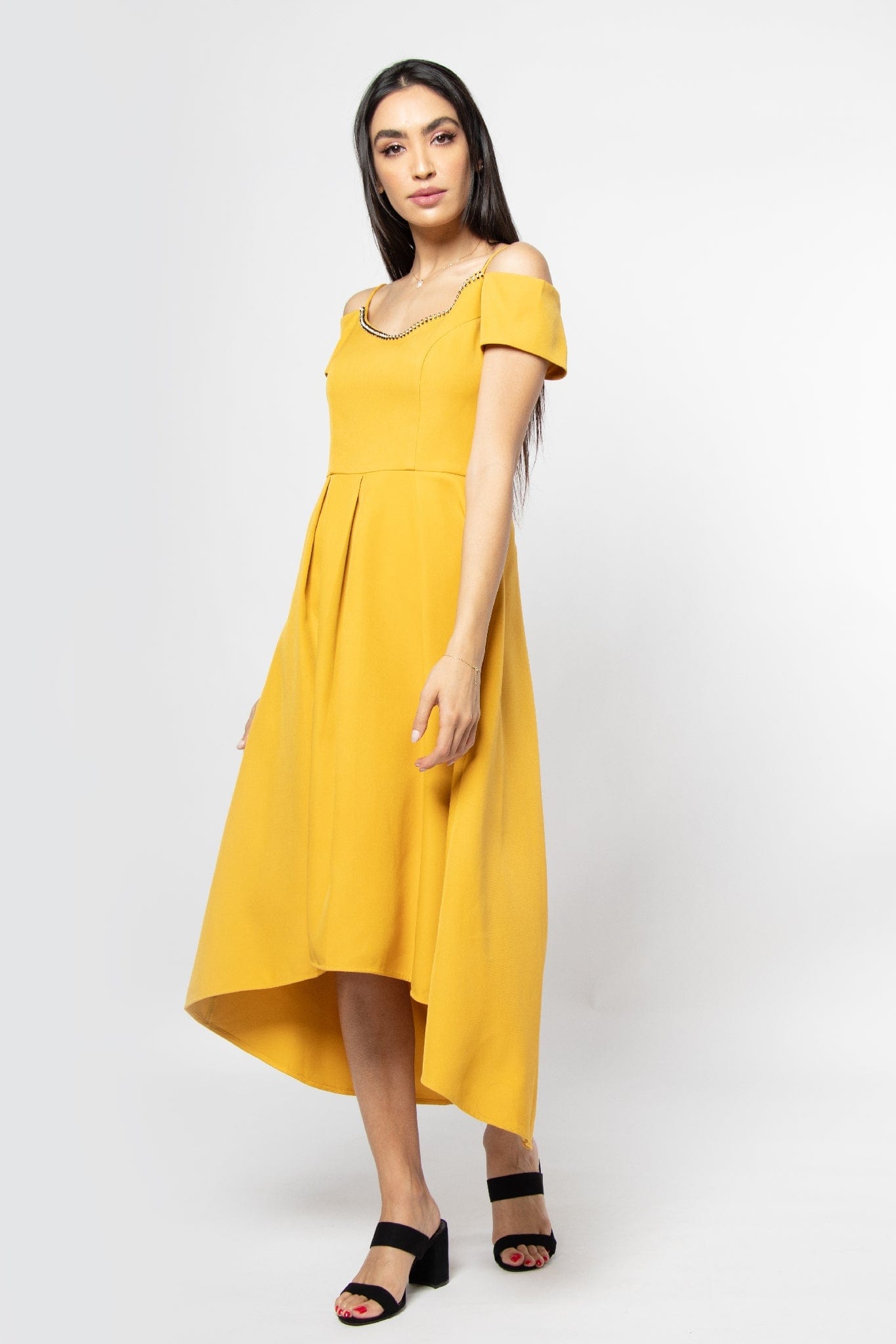 نتشي فستان ميدي بأكمام قصير وحمالات وتطريز على الصدر