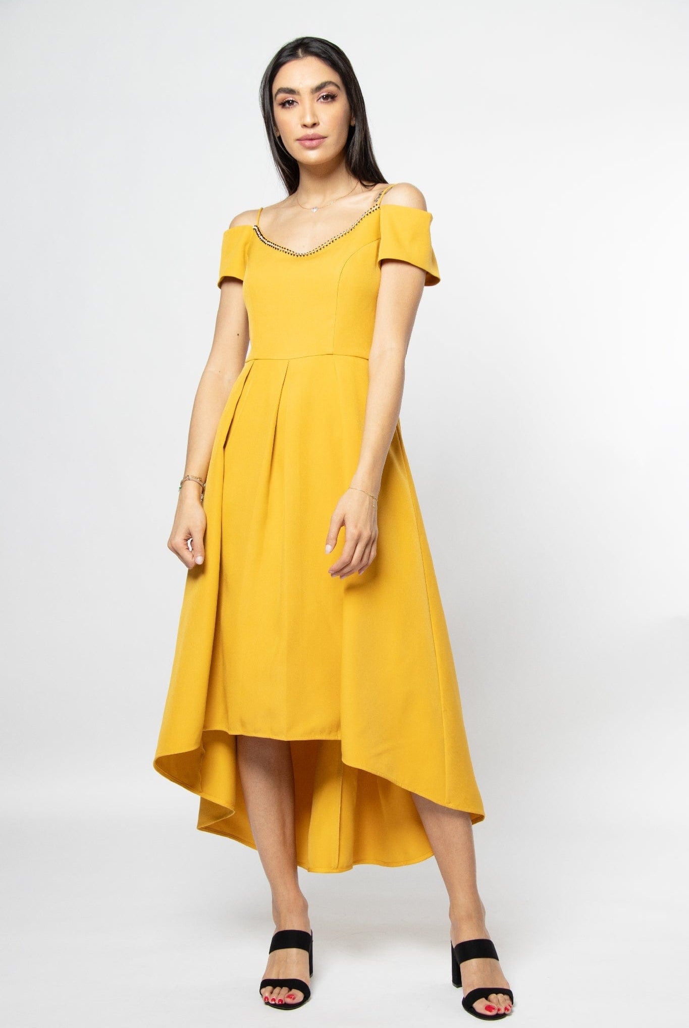 نتشي فستان ميدي بأكمام قصير وحمالات وتطريز على الصدر