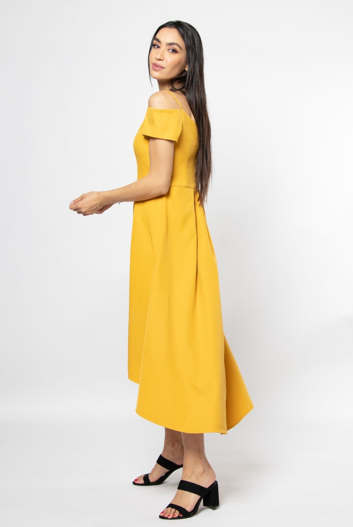 نتشي فستان ميدي بأكمام قصير وحمالات وتطريز على الصدر