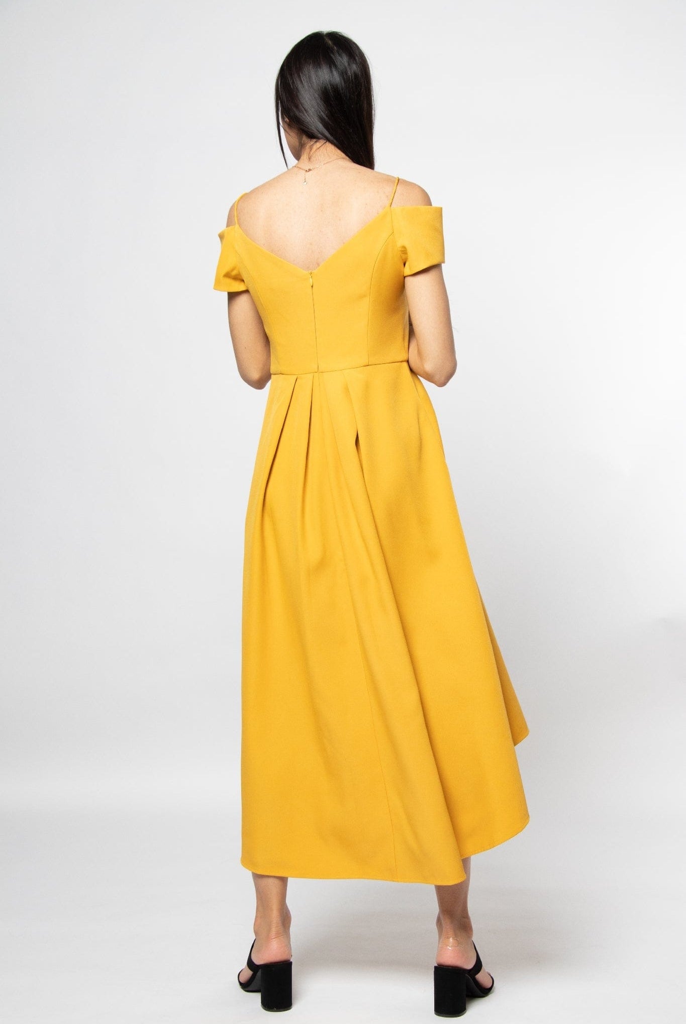 نتشي فستان ميدي بأكمام قصير وحمالات وتطريز على الصدر