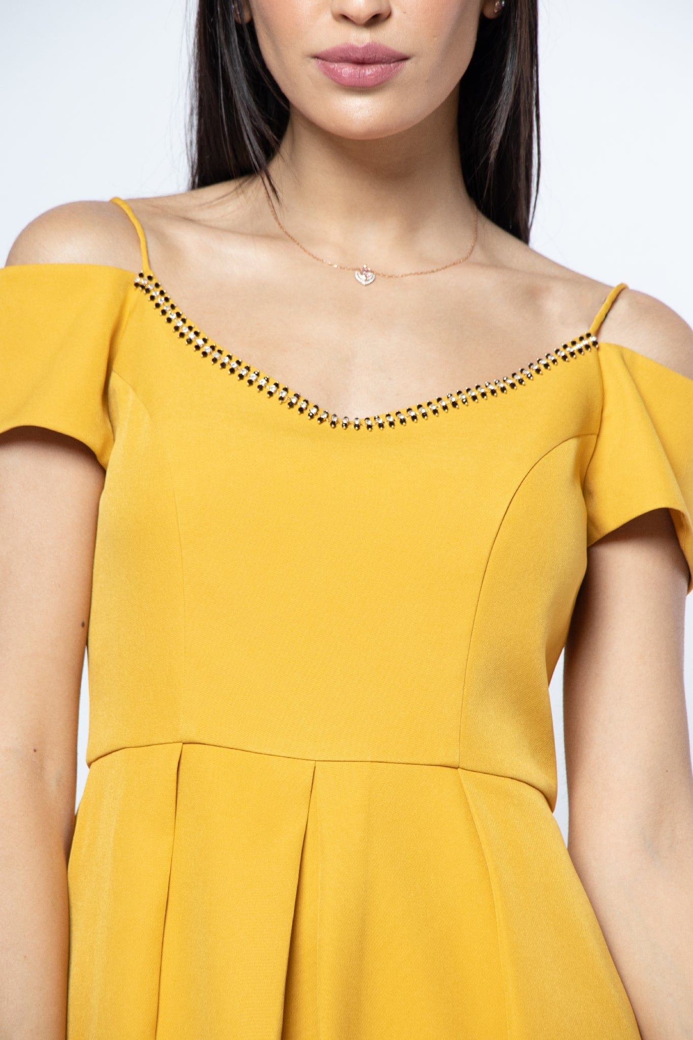 نتشي فستان ميدي بأكمام قصير وحمالات وتطريز على الصدر