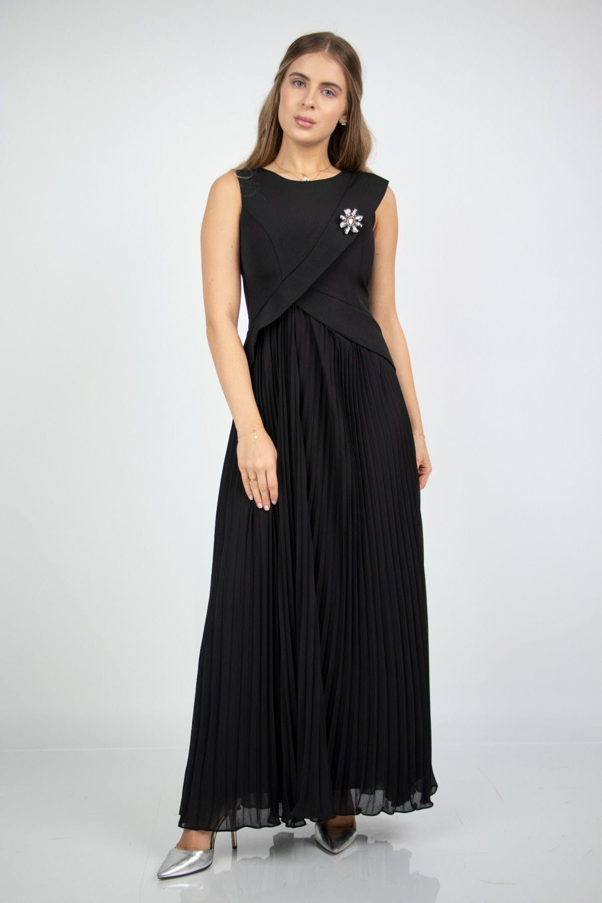 نتشي فستان طويل ببروش على الكتف وفتحة ظهر بدون كم أسود