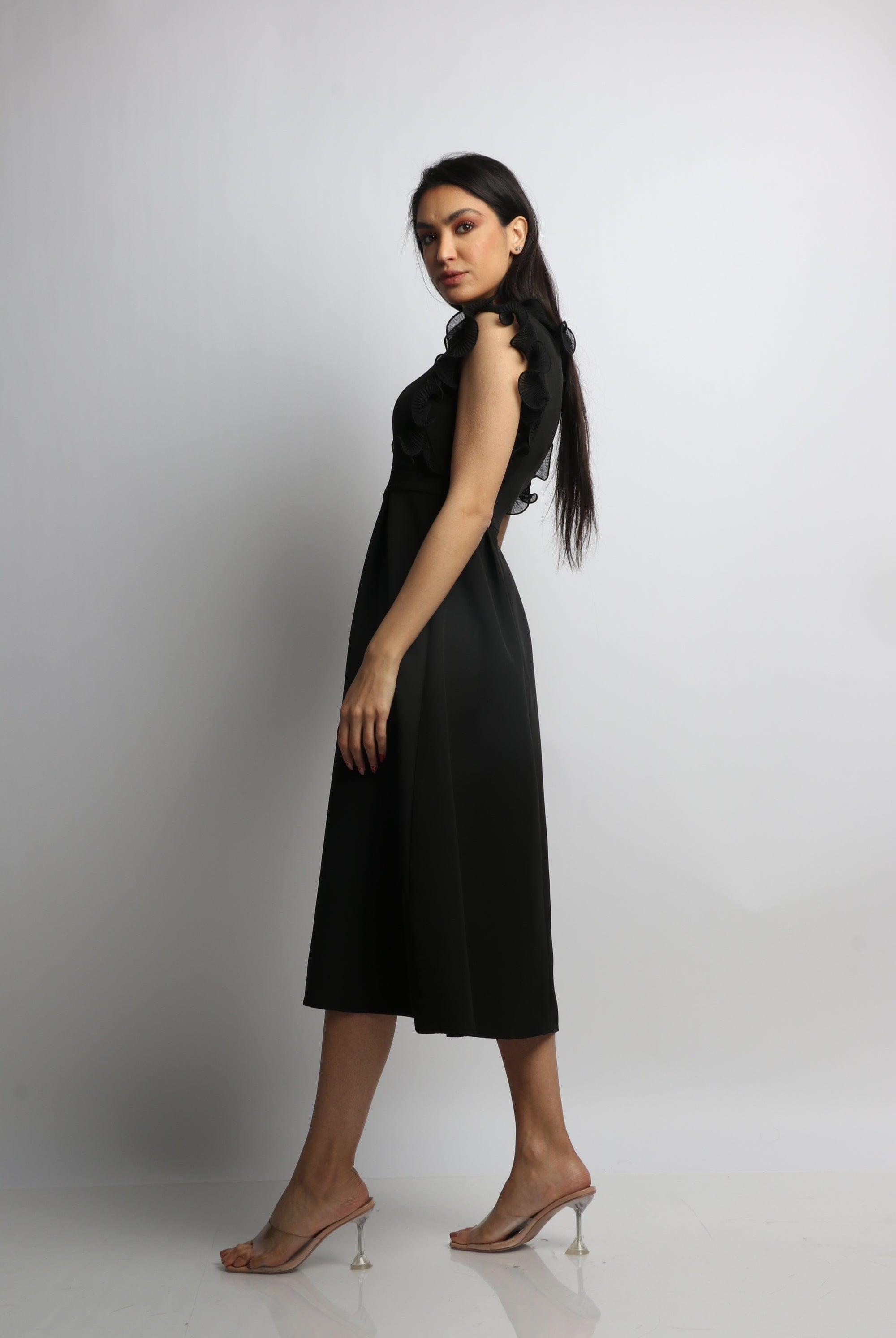 نتشي فستان ميدي مزين بتصميم فراشة على الكتف بدون أكمام