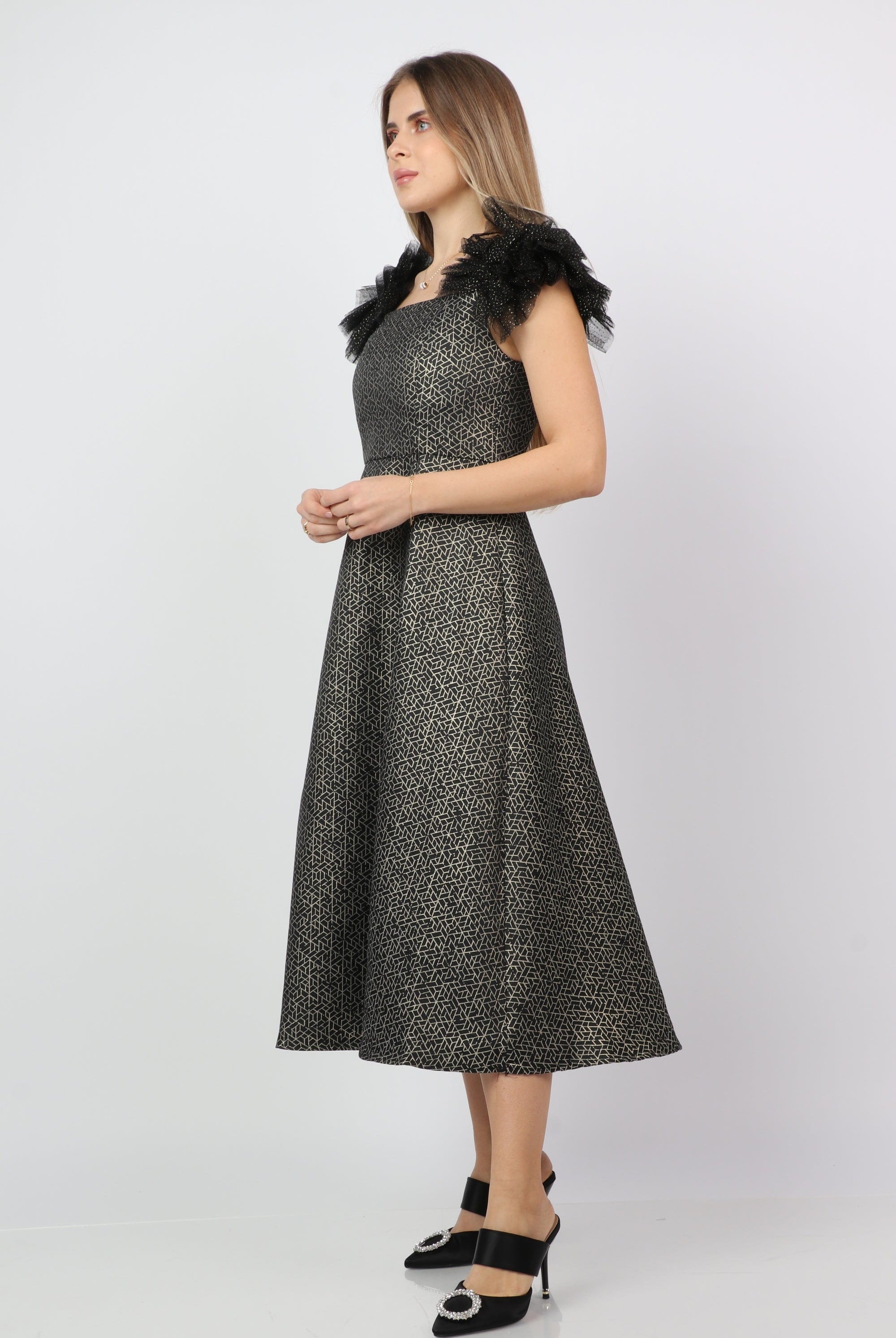 نتشي فستان ميدي منقوش مكشكش من الاكتاف بدون كم