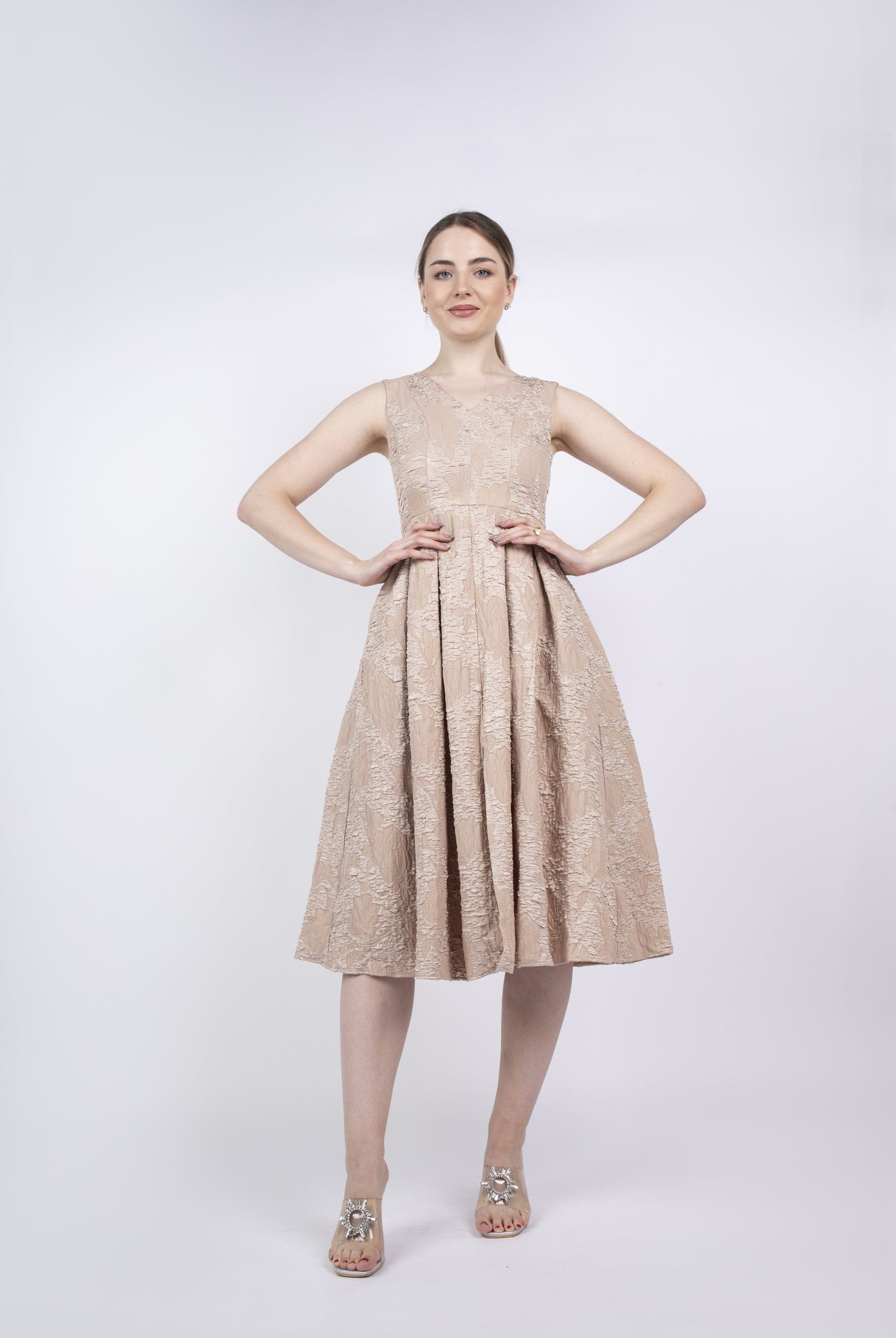 نتشي فستان ميدي سهرة بفتحة صدر شكل V بدون كم