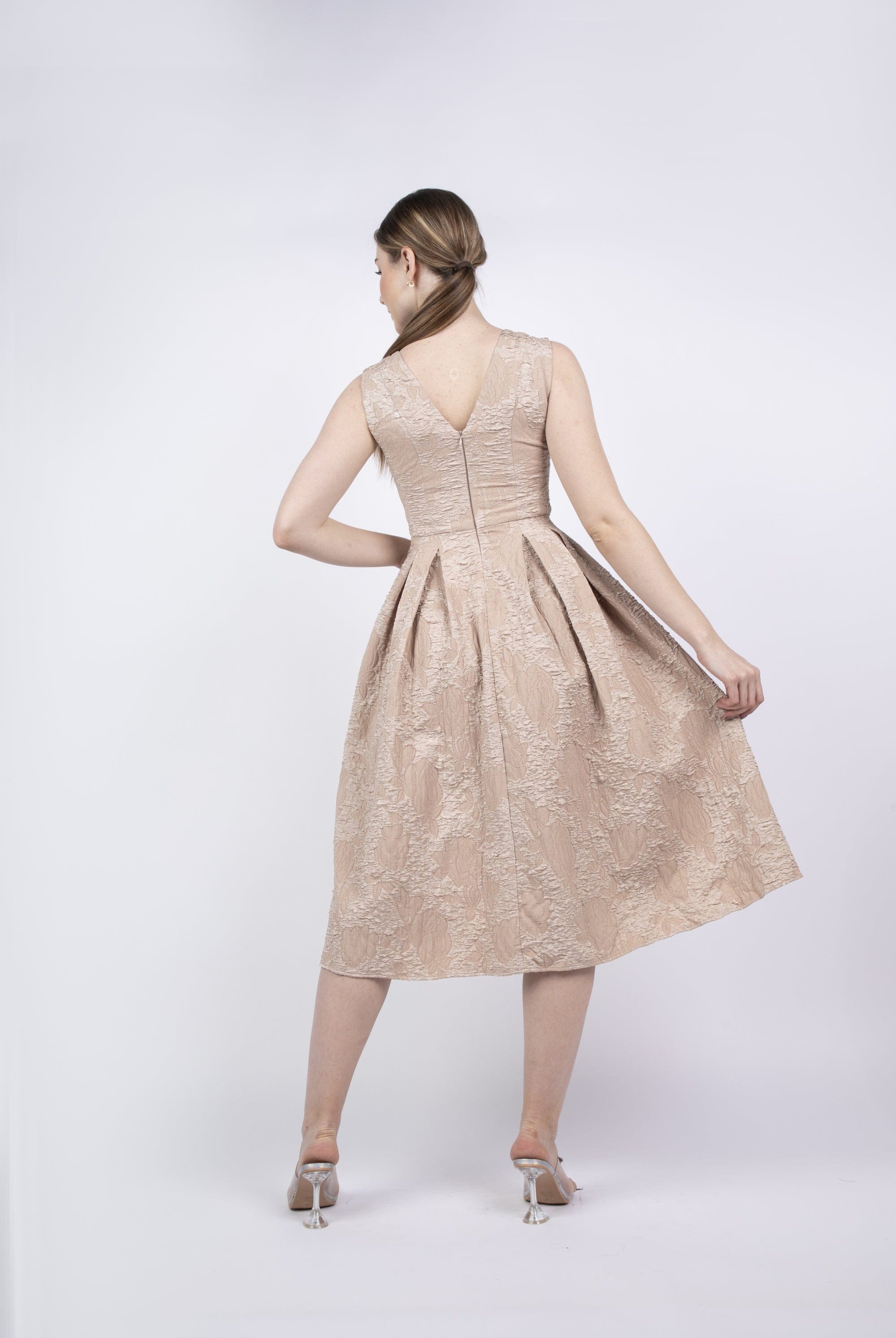 نتشي فستان ميدي سهرة بفتحة صدر شكل V بدون كم