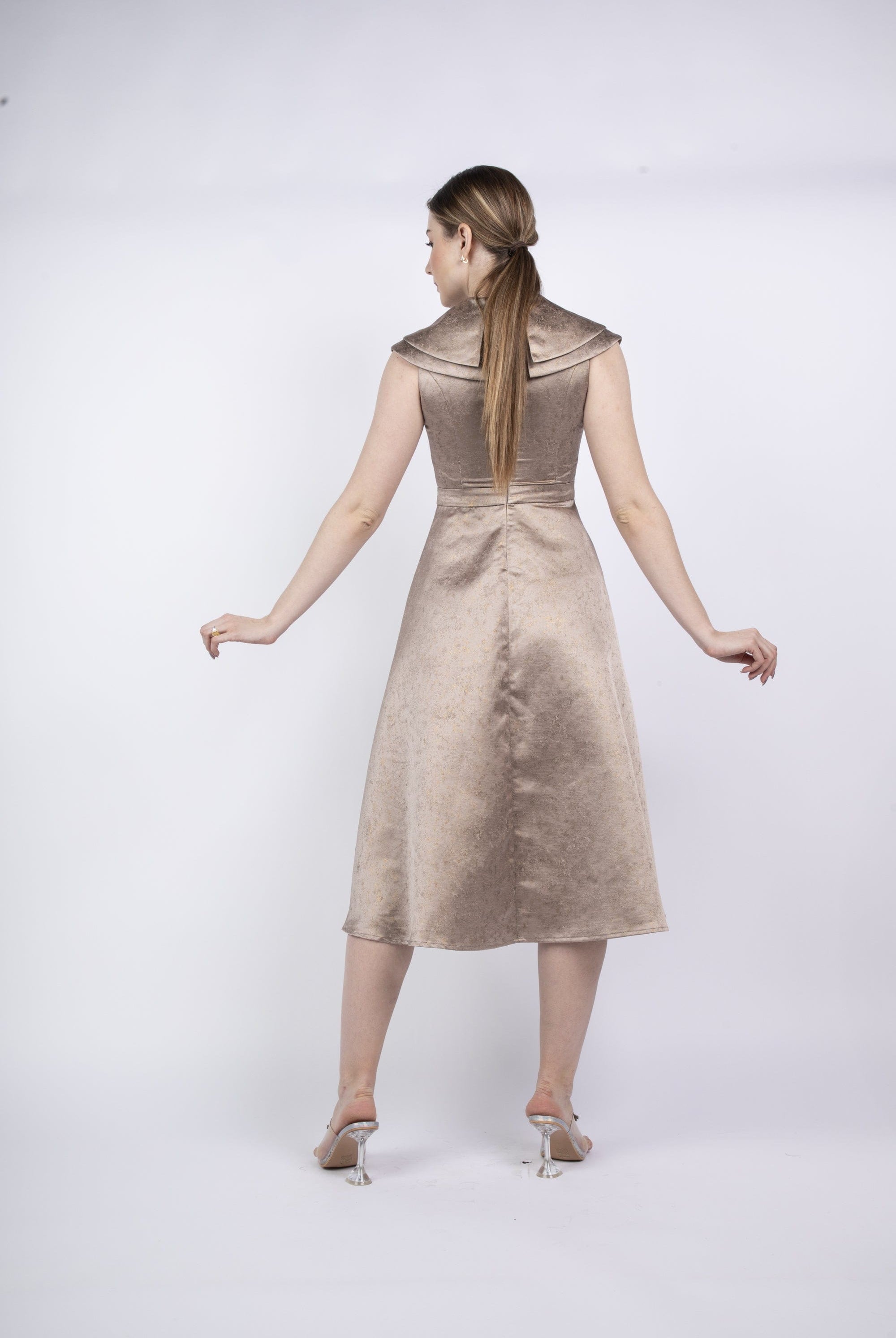 نتشي فستان ميدي سهرة منقوش بياقة عريضة بدون كم