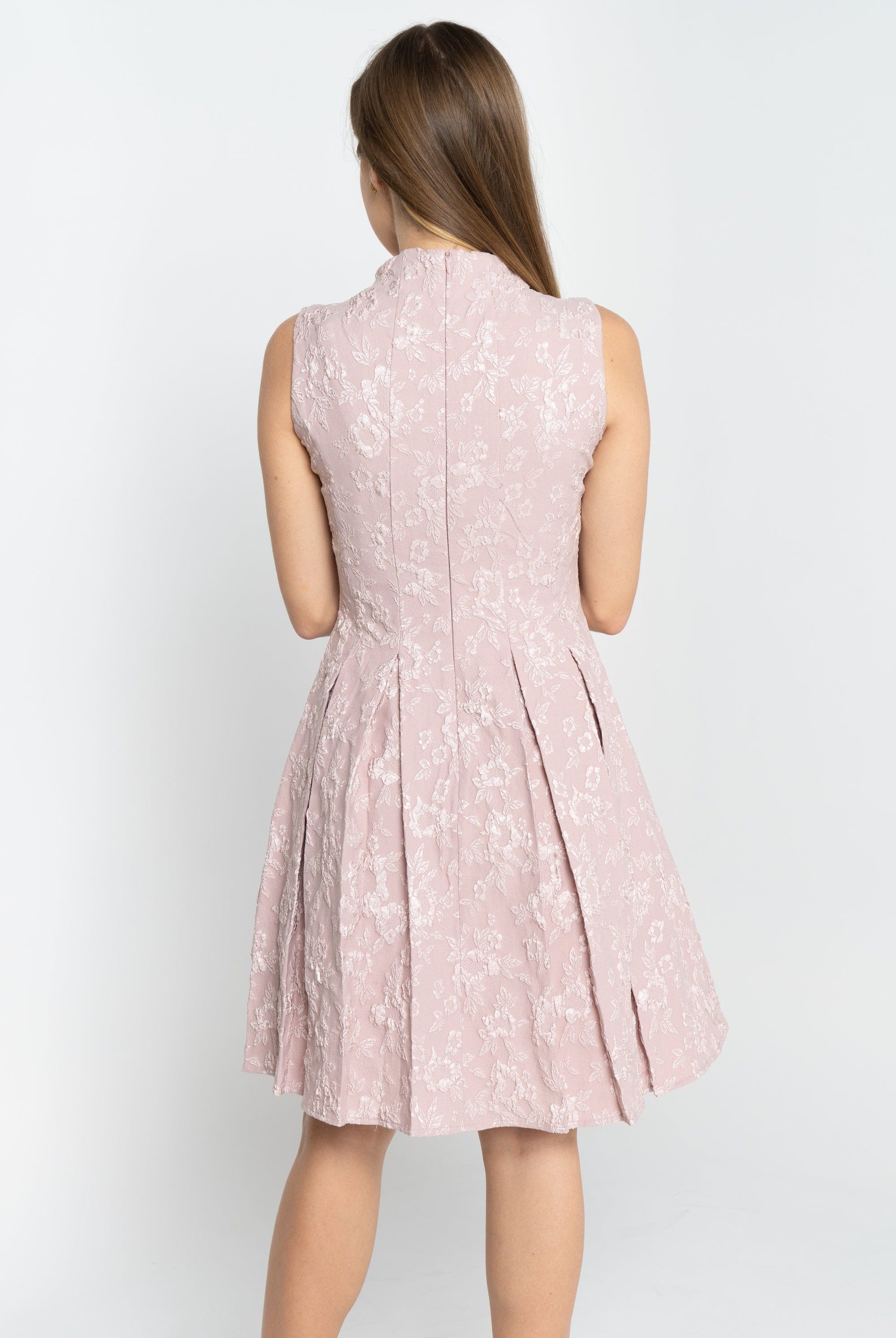 نتشي فستان للركبة بكسرات في الذيل بدون أكمام مطرز