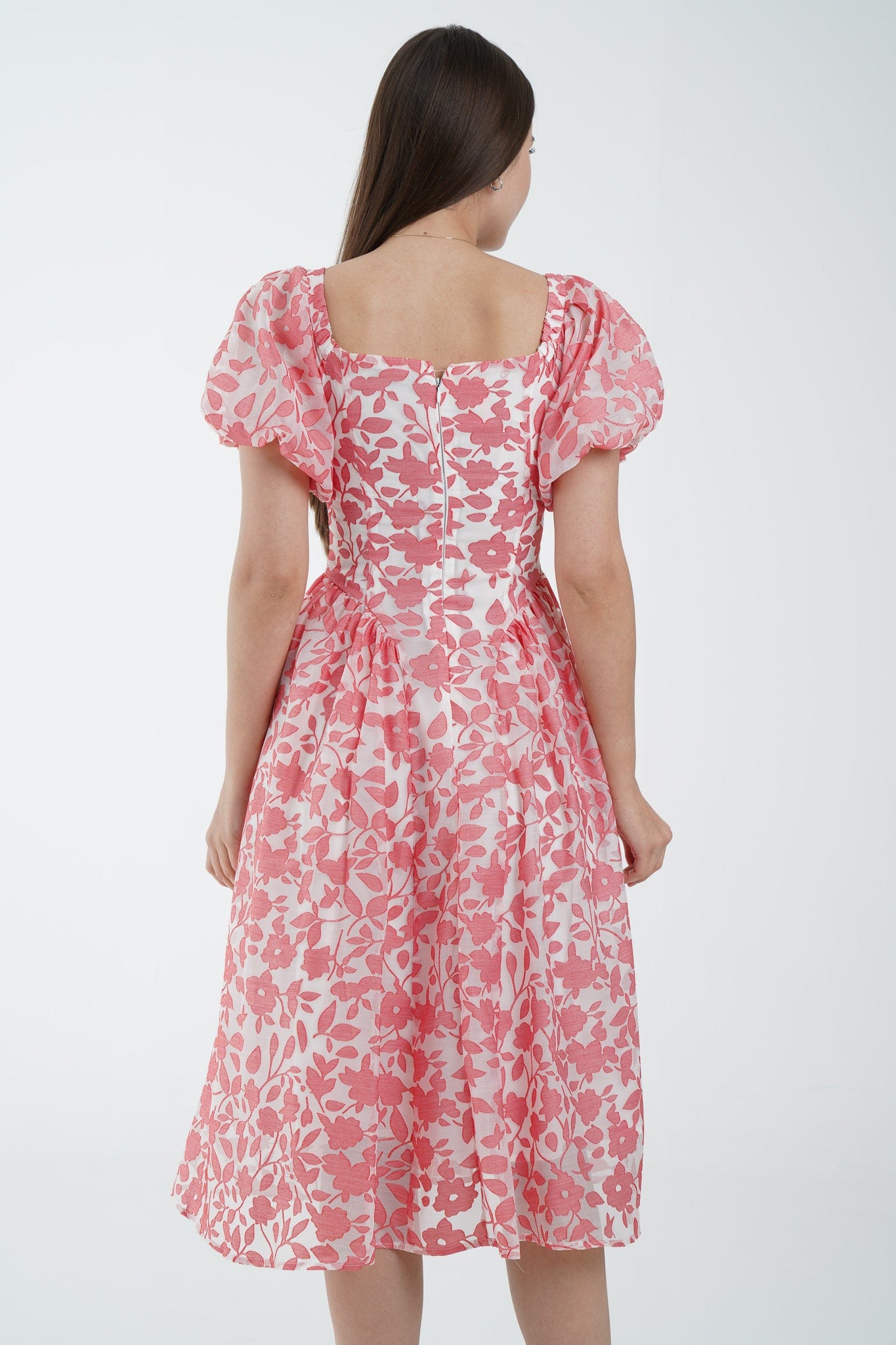 نتشي فستان ميدي بأكمام قصيرة مشجر بأكمام منفوخة