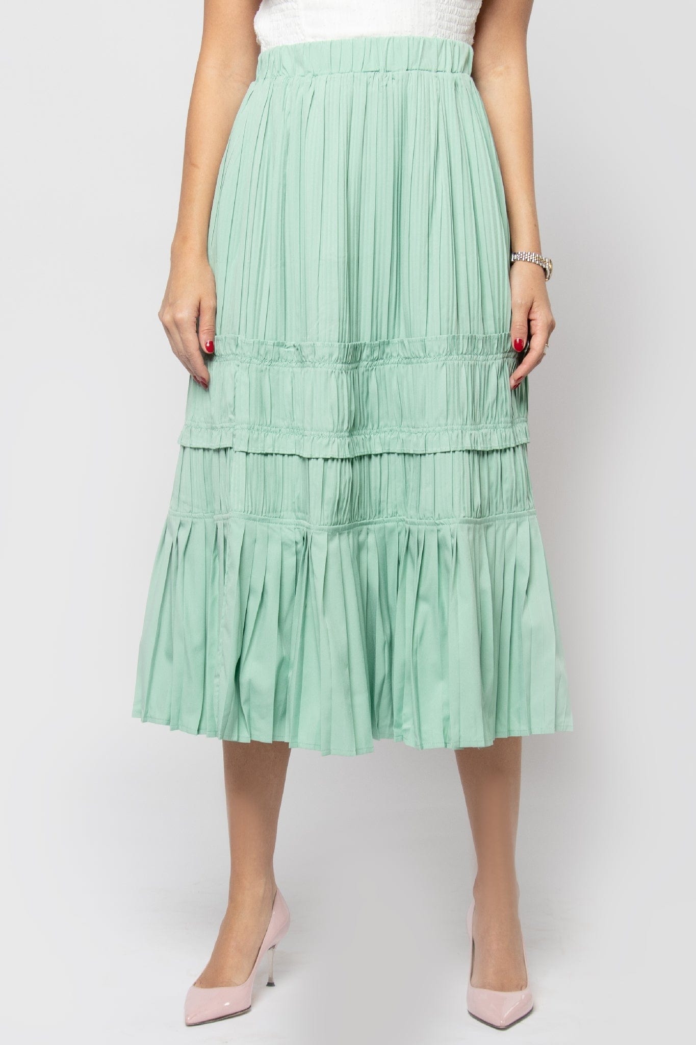 نتشي تنورة ميدي منفوشة بكسرات ومزينة بكشكش من النصف