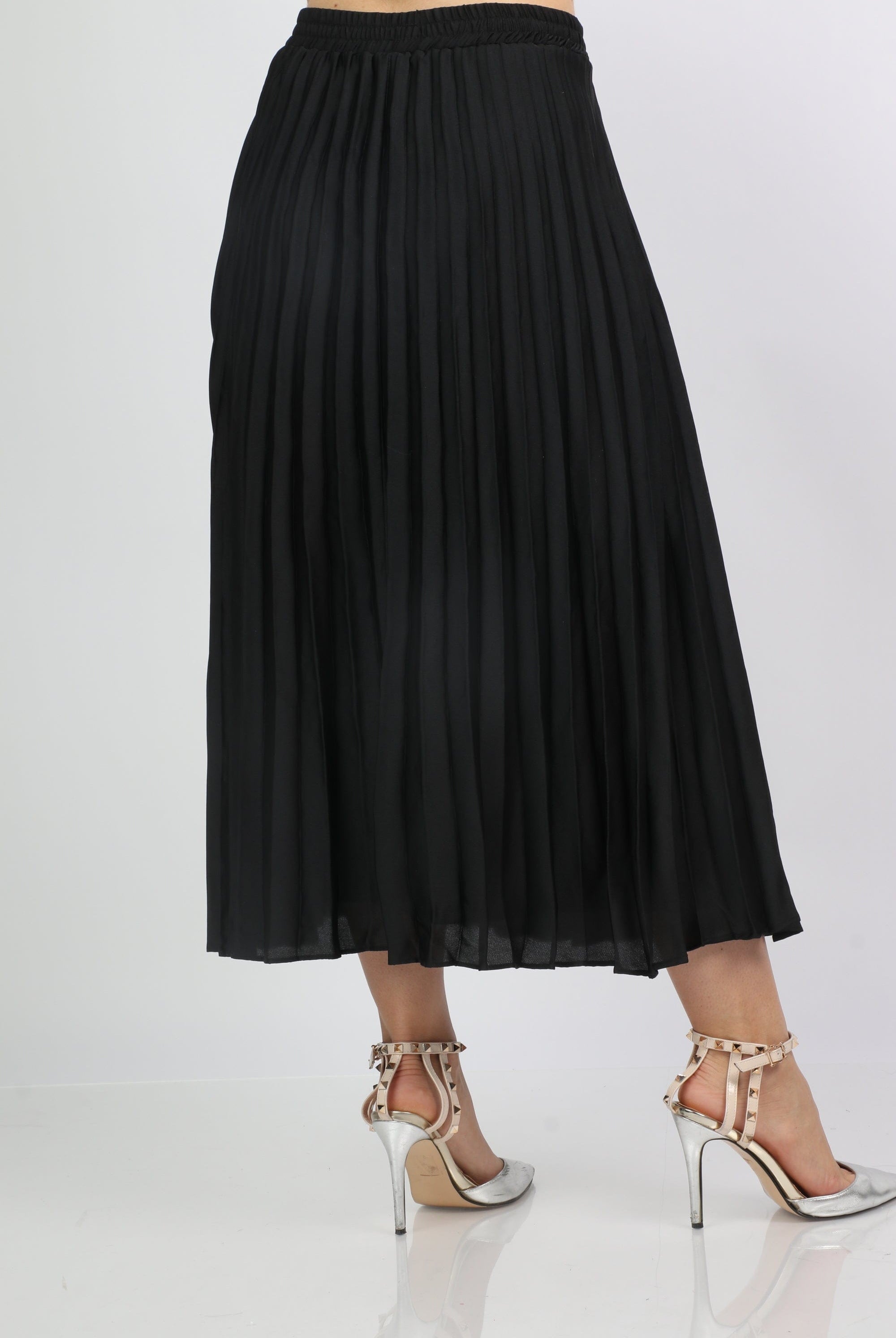 نتشي تنورة ميدي بيليسيه مزينة بأزرار جانبية صغيرة