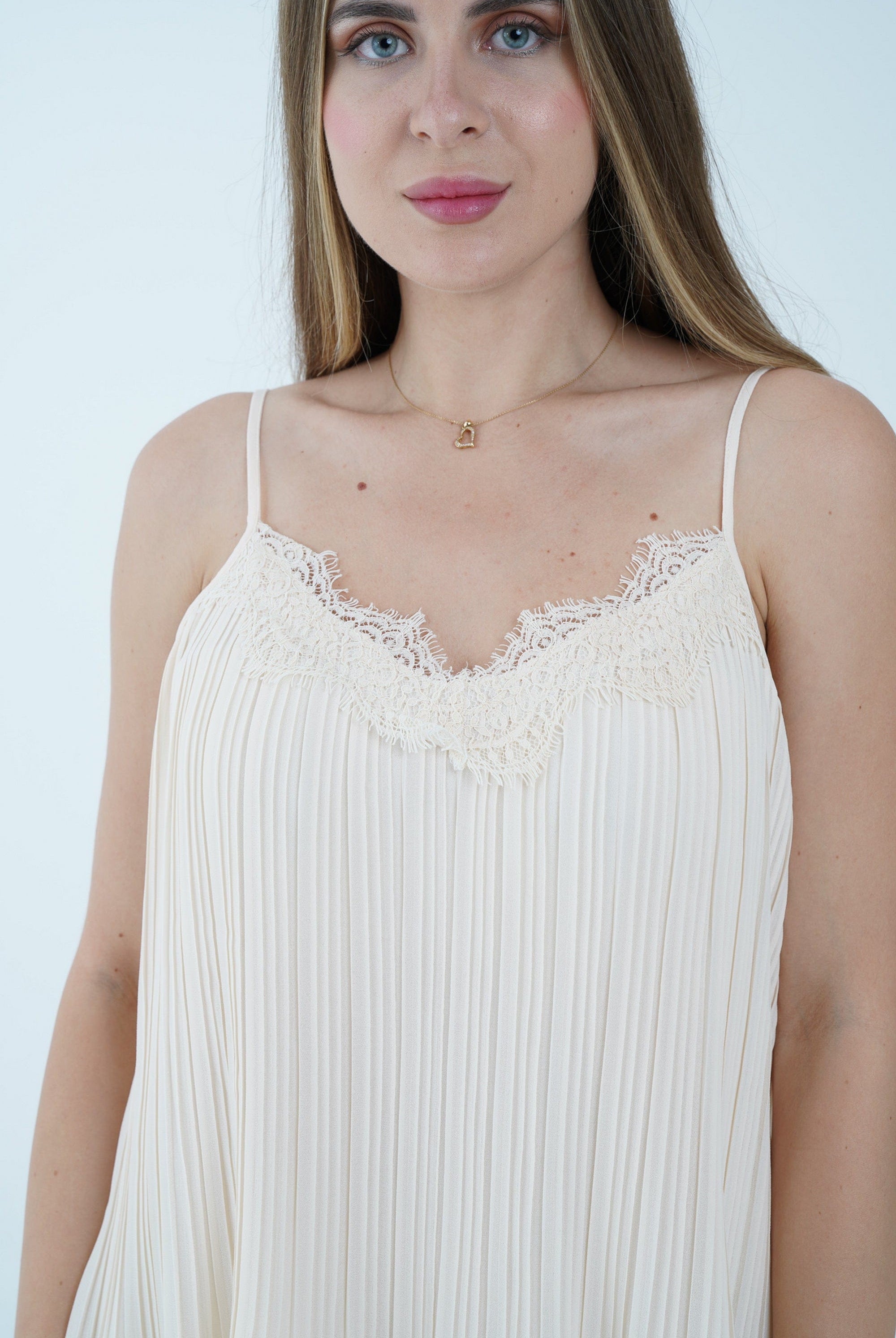 نتشي تانك توب بليسية مزين بدانتيل