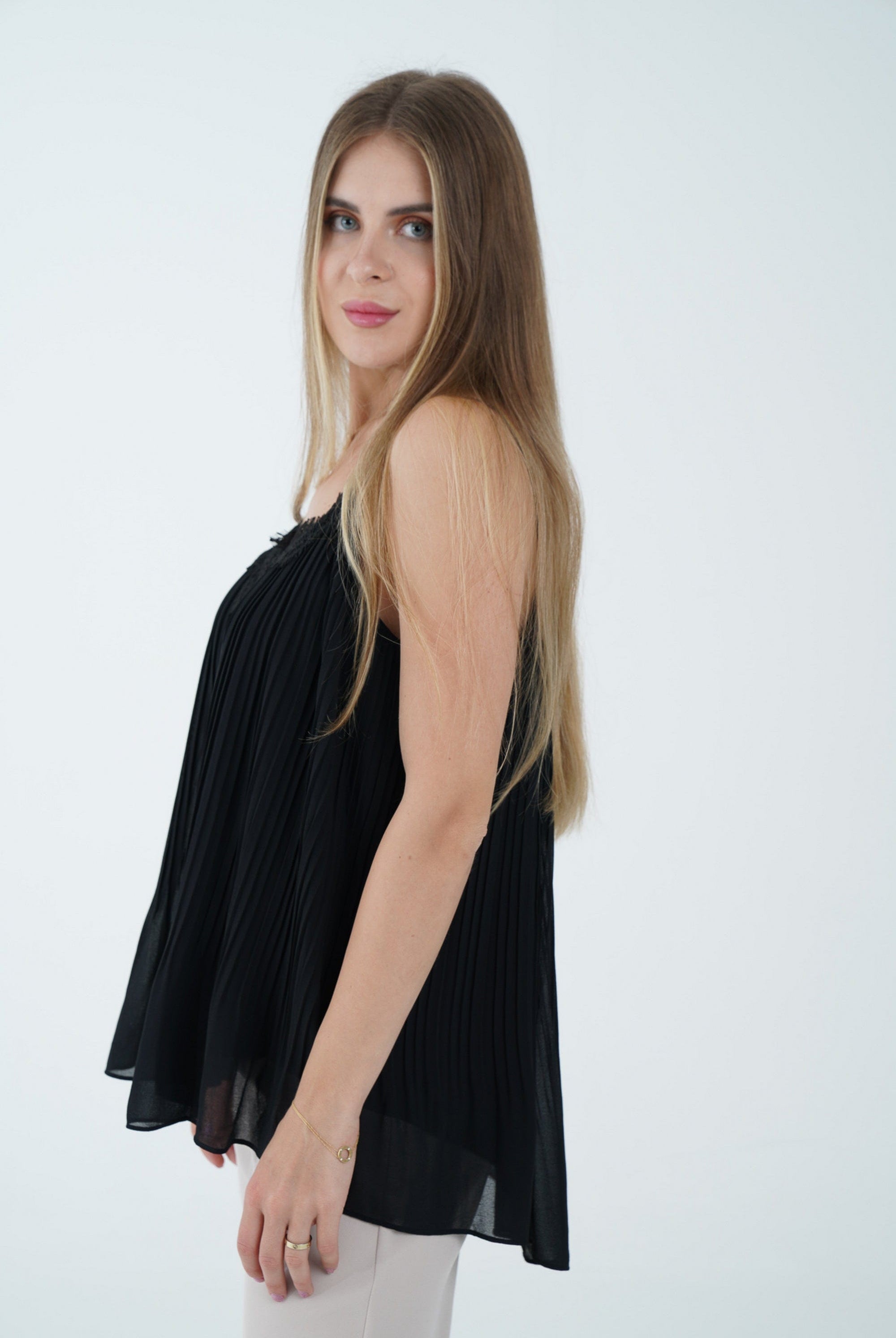 نتشي تانك توب بليسية مزين بدانتيل