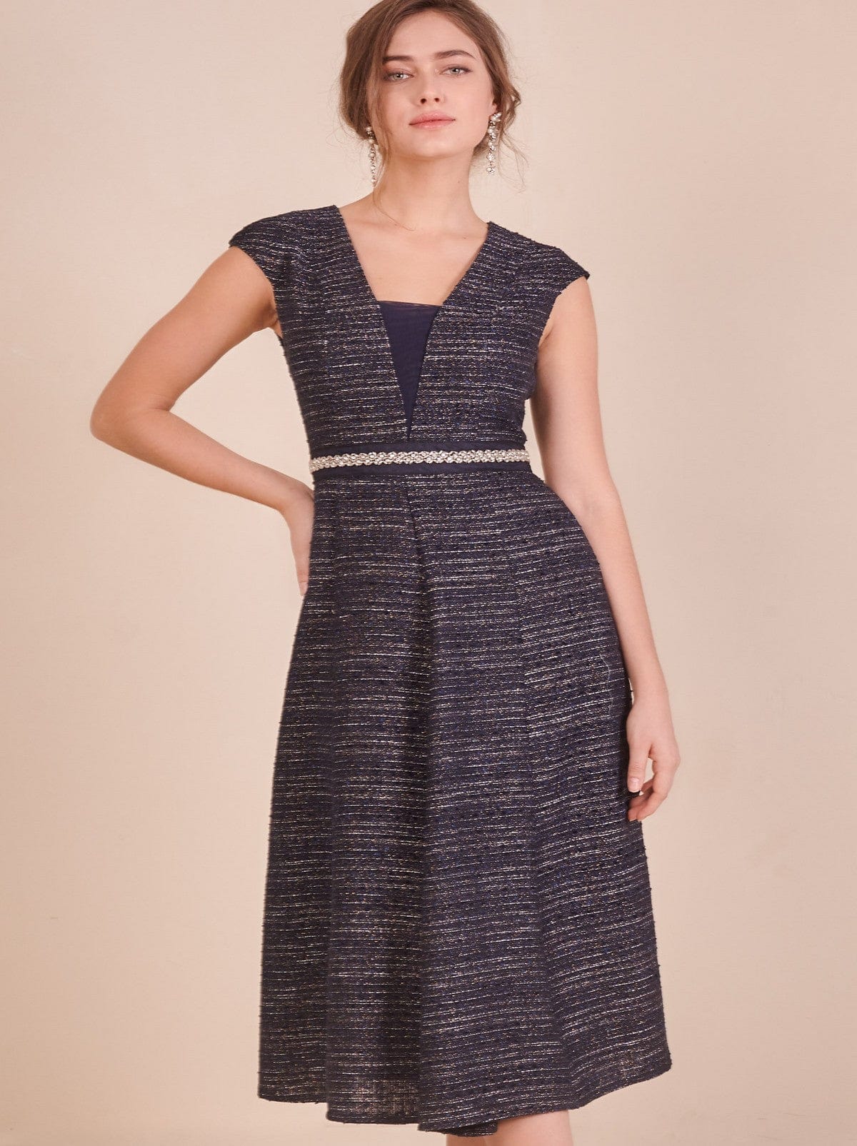 دريسنج بولا فستان ميدي مخطط بالعرض مطرز بأكمام قصيرة أزرق