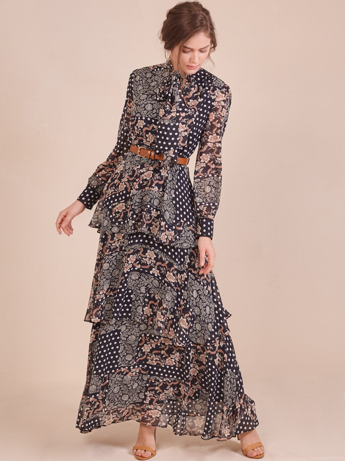 دريسنج بولا فستان ماكسي منقوش بربطة عنق بطبقات مكشكشة من أسفل بأكمام طويلة أسود