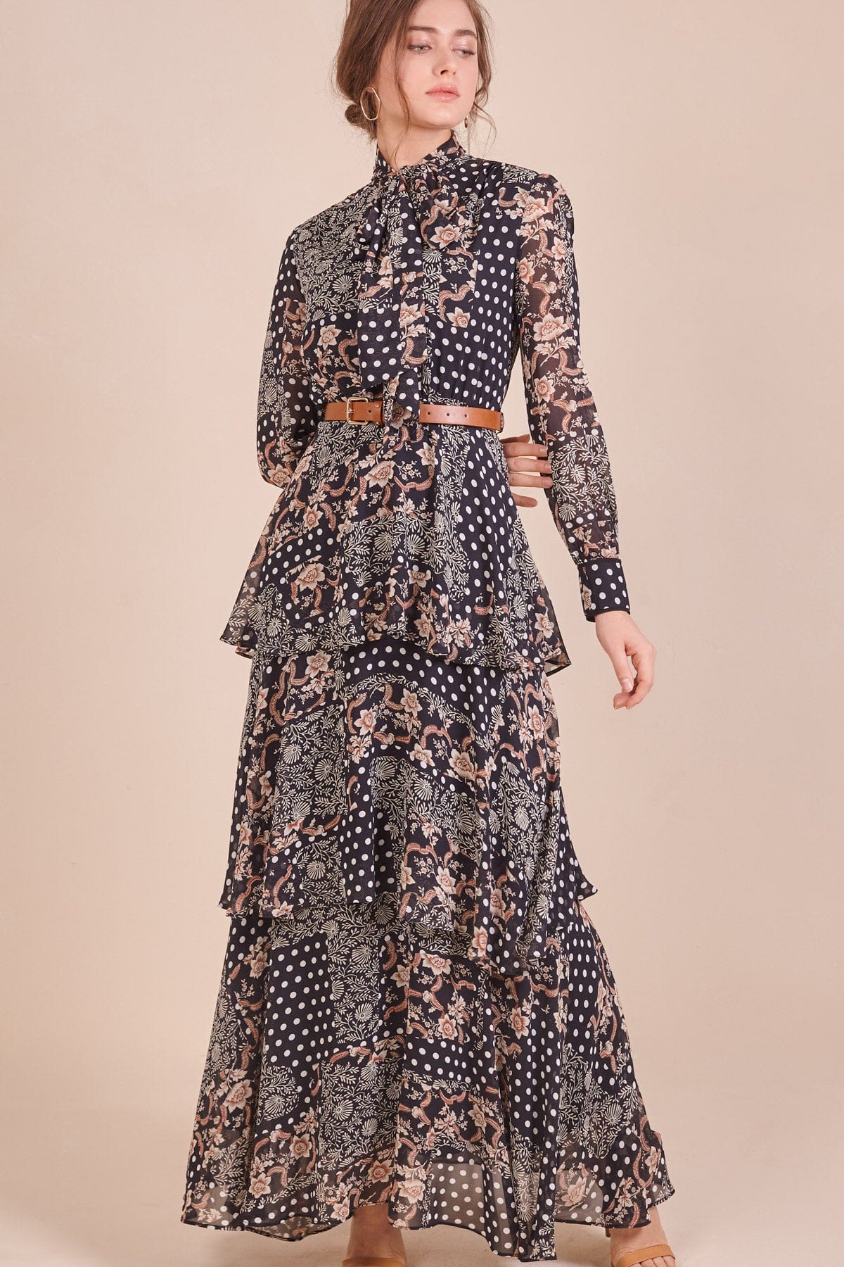 دريسنج بولا فستان ماكسي منقوش بربطة عنق بطبقات مكشكشة من أسفل بأكمام طويلة أسود