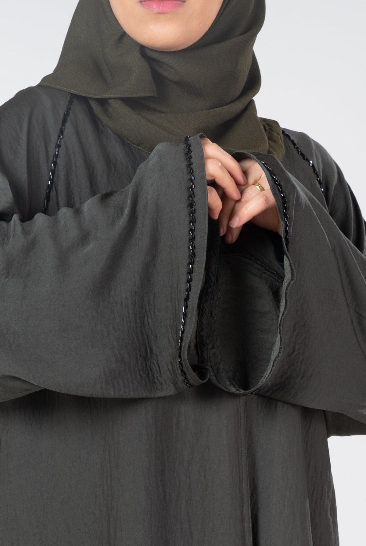 جوهرة عباية حرير مغسول مخططة بالعرض بتطريز خرز كم طويل واسع أخضر غامق