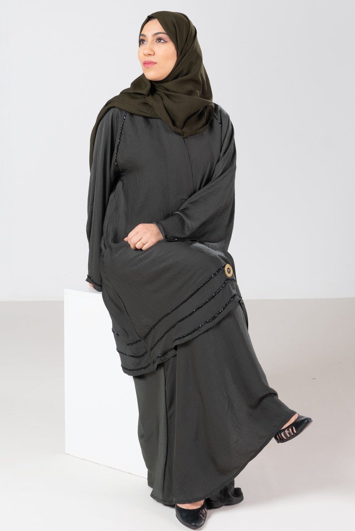 جوهرة عباية حرير مغسول مخططة بالعرض بتطريز خرز كم طويل واسع أخضر غامق