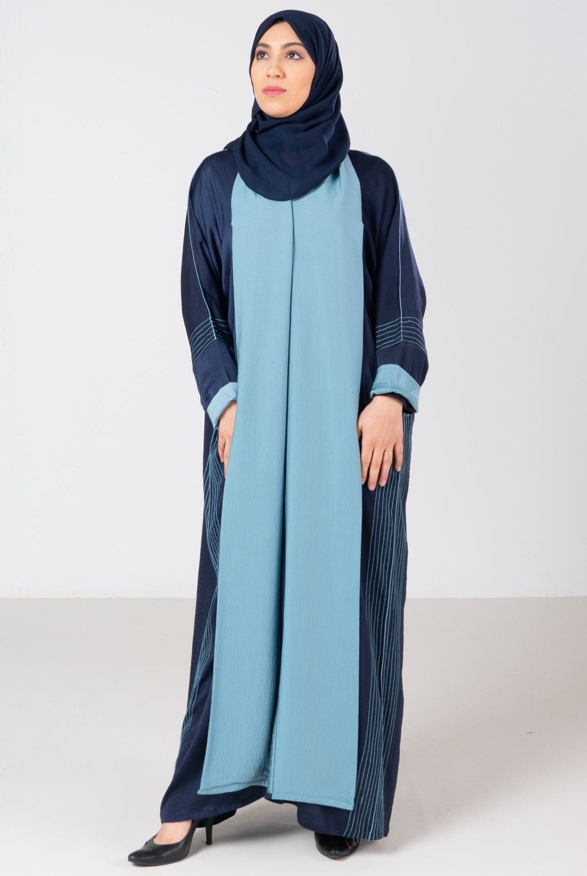 جوهرة عباية كلاسيك حرير مغسول كم طويل بطريز على الكم أزرق غامق