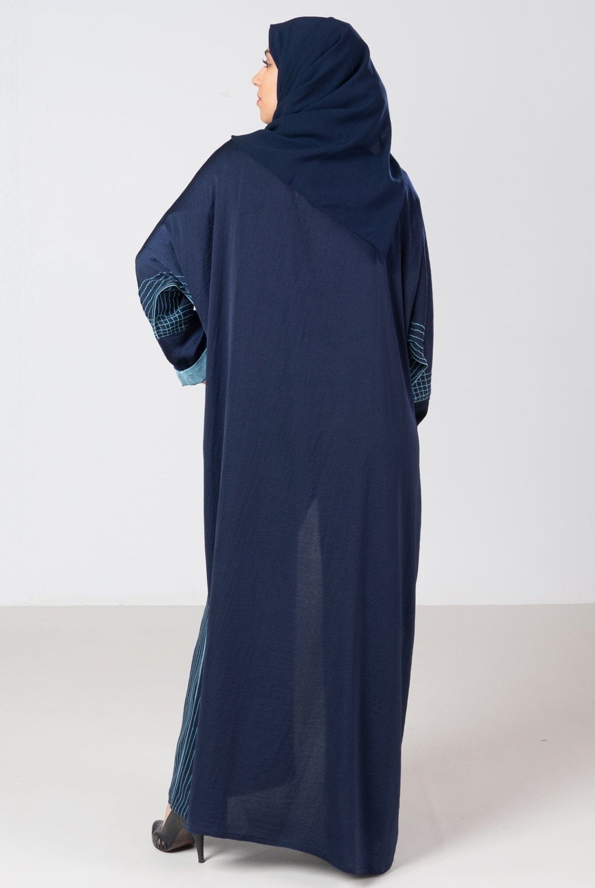 جوهرة عباية كلاسيك حرير مغسول كم طويل بطريز على الكم أزرق غامق