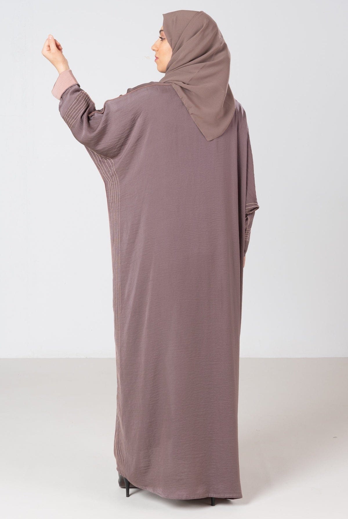 جوهرة عباية كلاسيك حرير مغسول مخططة بطريز كم طويل وردي فاتح