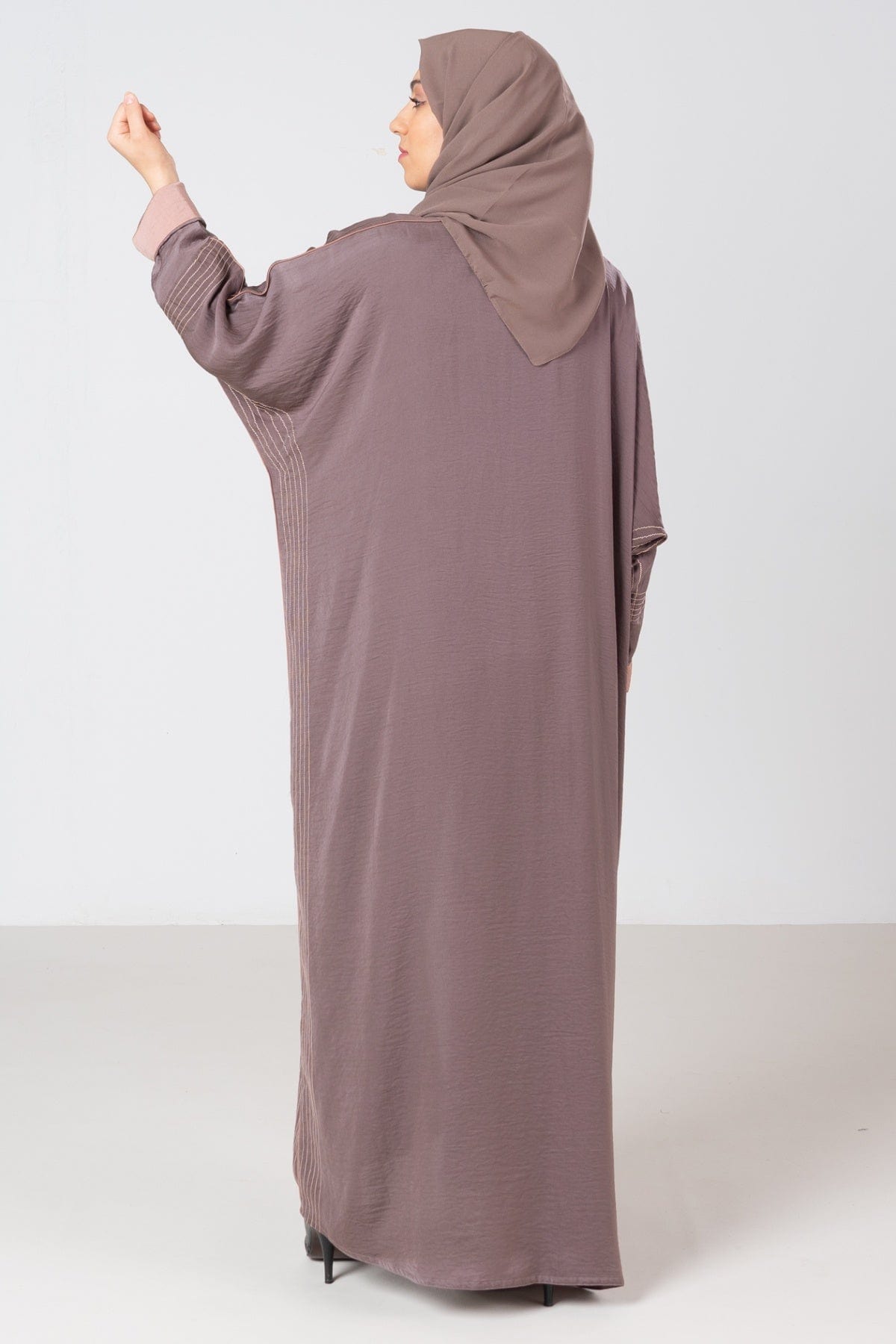 جوهرة عباية كلاسيك حرير مغسول مخططة بطريز كم طويل وردي فاتح