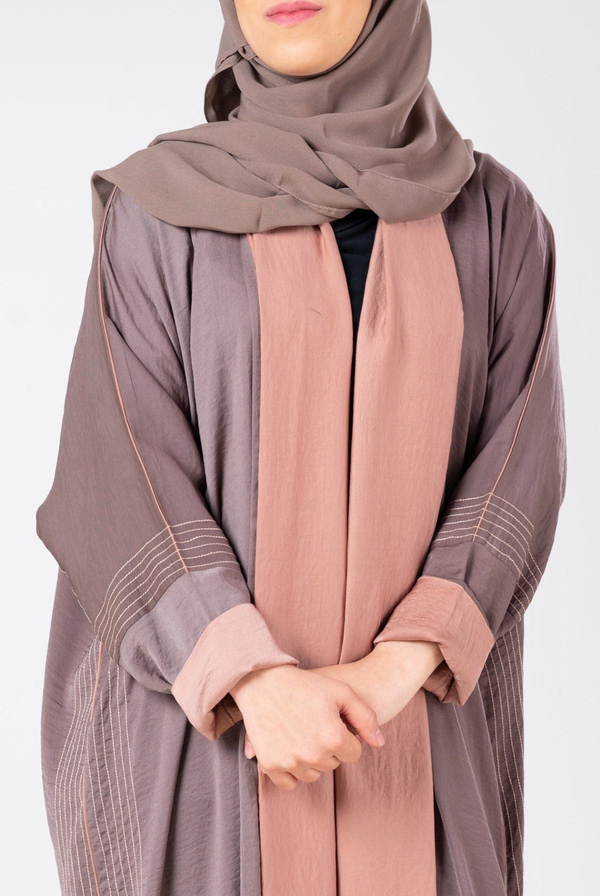 جوهرة عباية كلاسيك حرير مغسول مخططة بطريز كم طويل وردي فاتح