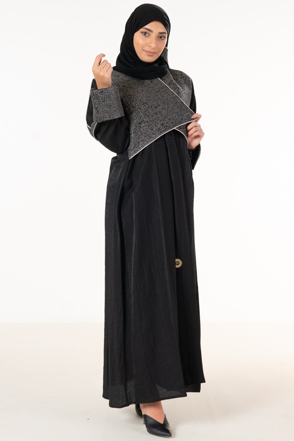 جوهرة عباية كتان كلاسيكية مع رقبة جاكار أسود