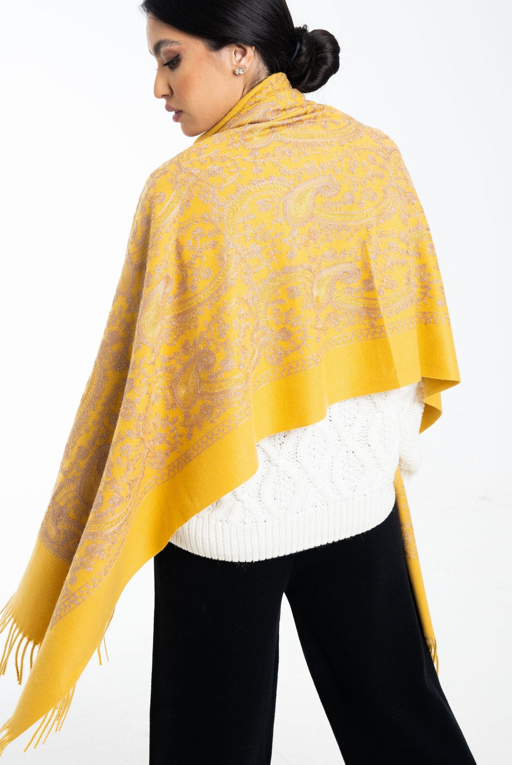 نتشي وشاح نسائي طويل بنقشة وردة