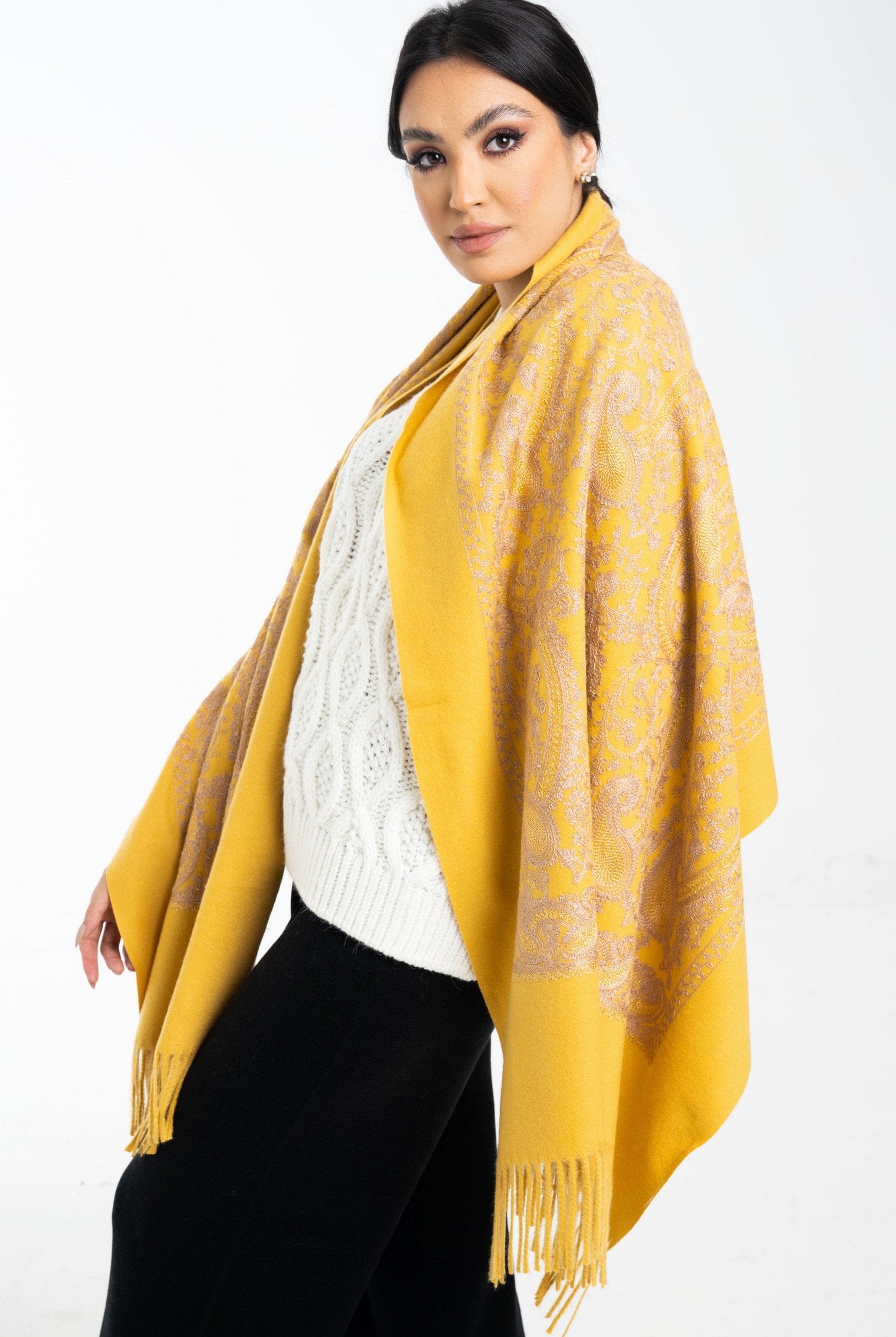 نتشي وشاح نسائي طويل بنقشة وردة