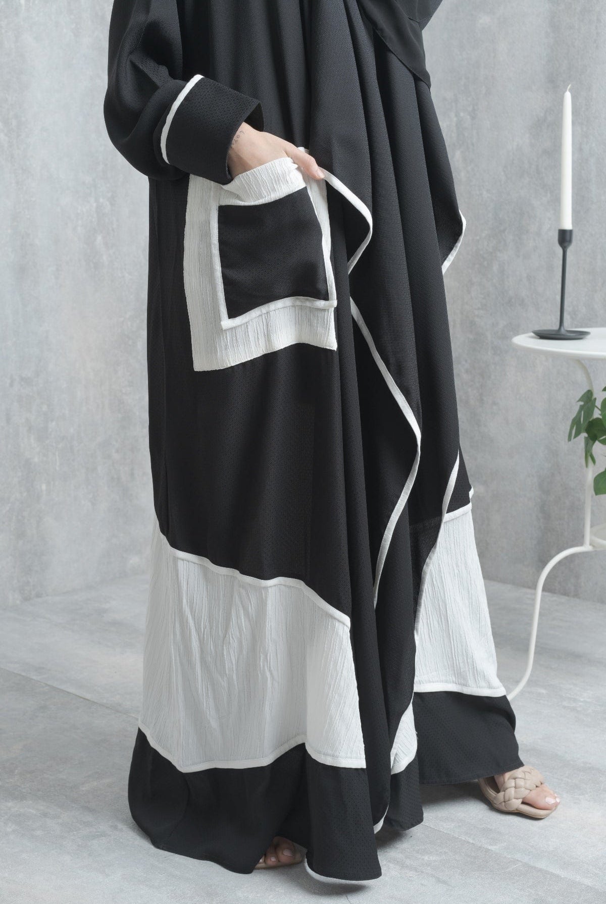 جوهرة عباية كريب كلاسيك بياقة منسدلة محددة بالابيض أسود