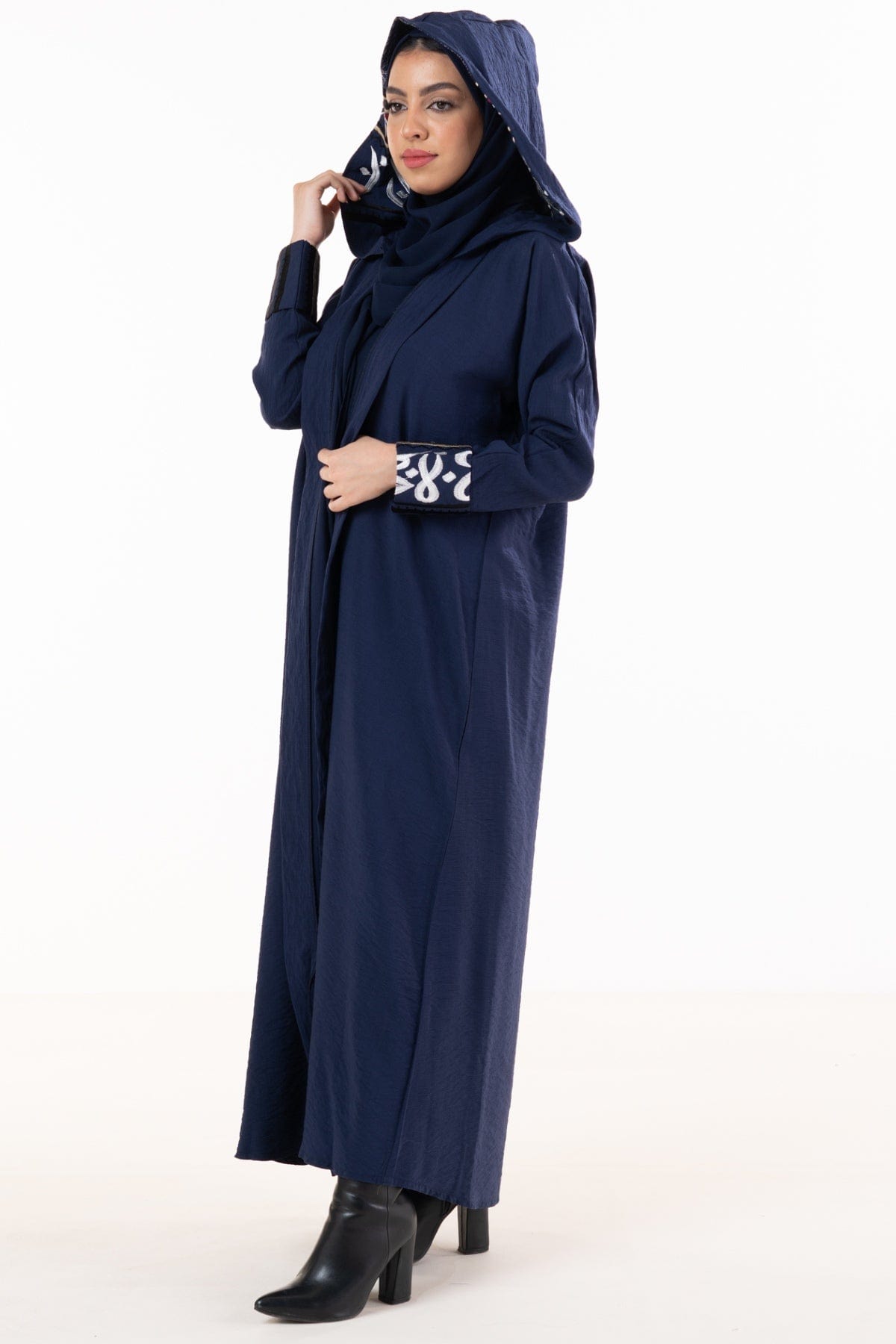 جوهرة عبايه كتان كلاسيك بمعصم ملون مع غطاء رأس أزرق غامق
