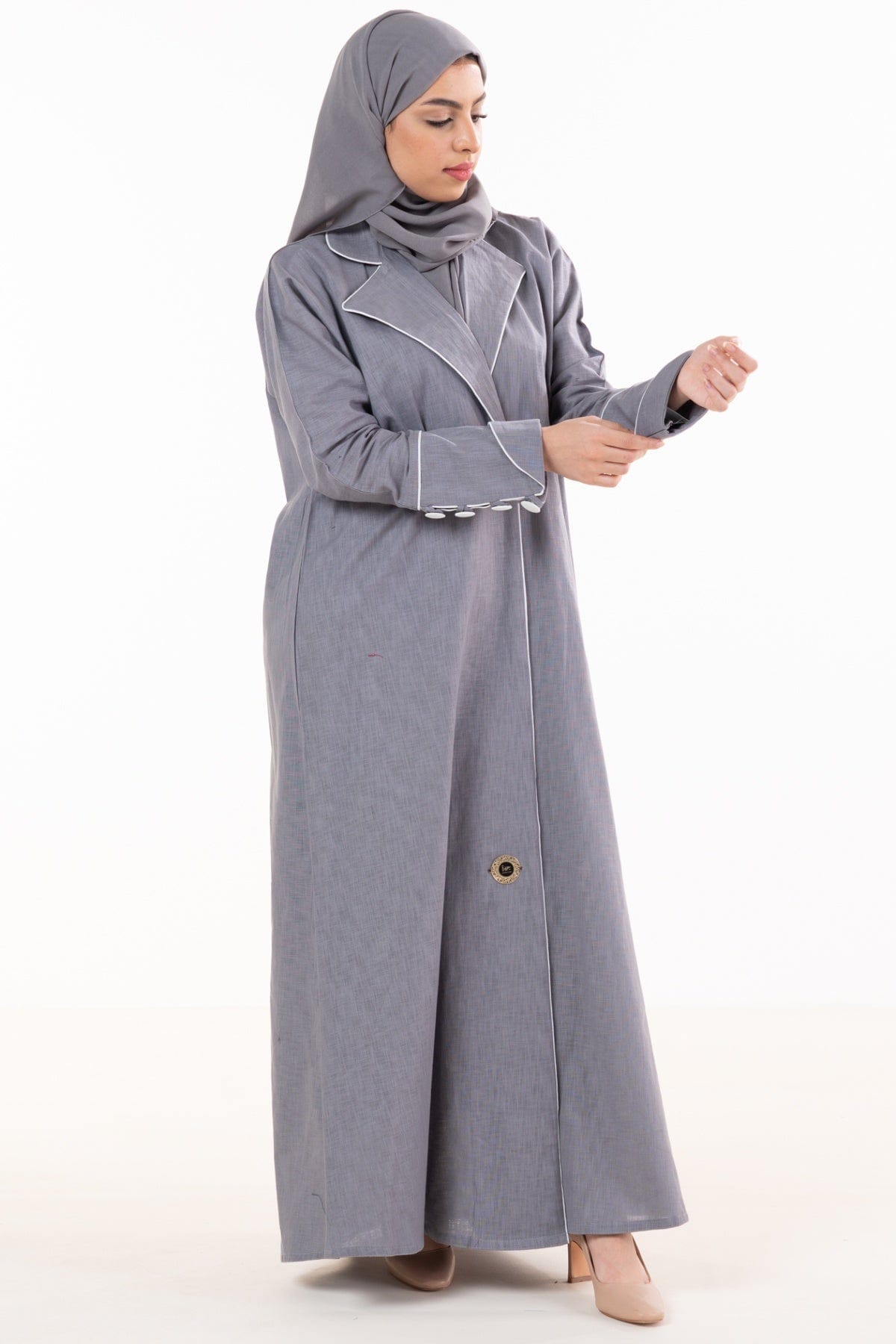 جوهرة عباية كتان كلاسيك مفتوحة بياقة وكم طويل مزين بأزرار رمادي