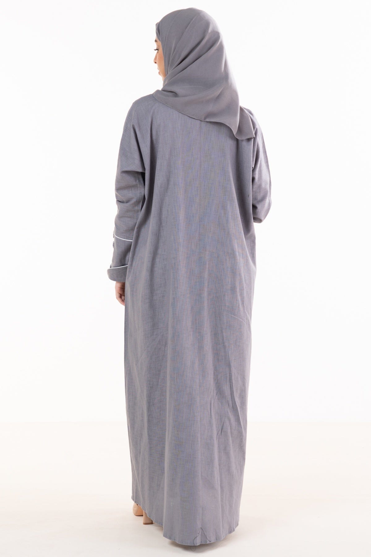 جوهرة عباية كتان كلاسيك مفتوحة بياقة وكم طويل مزين بأزرار رمادي