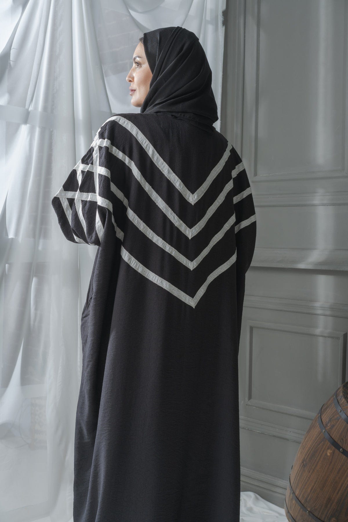 جوهرة عباية بشت كتان بتدخيلات قماش أسود