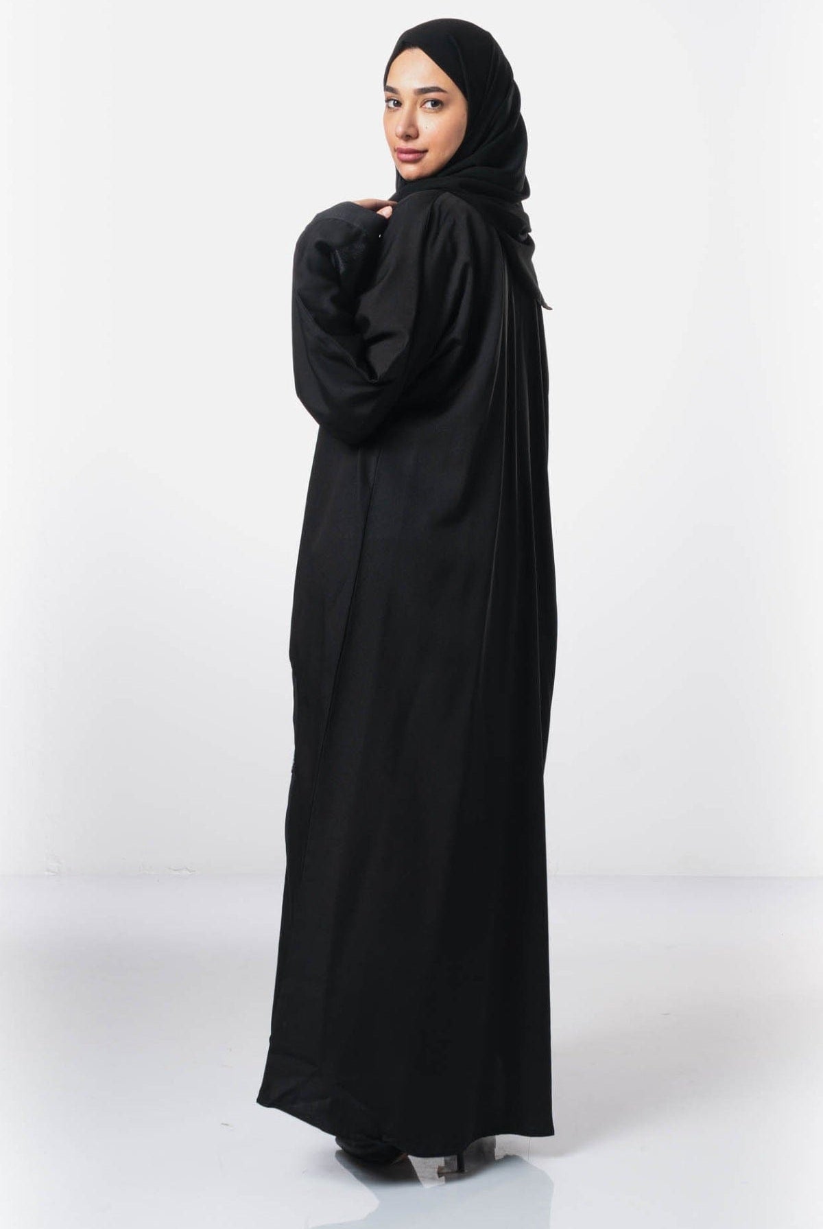 جوهرة عباية مطرزة كريب كلاسيكية بأكمام مربعة وتطريز أسود