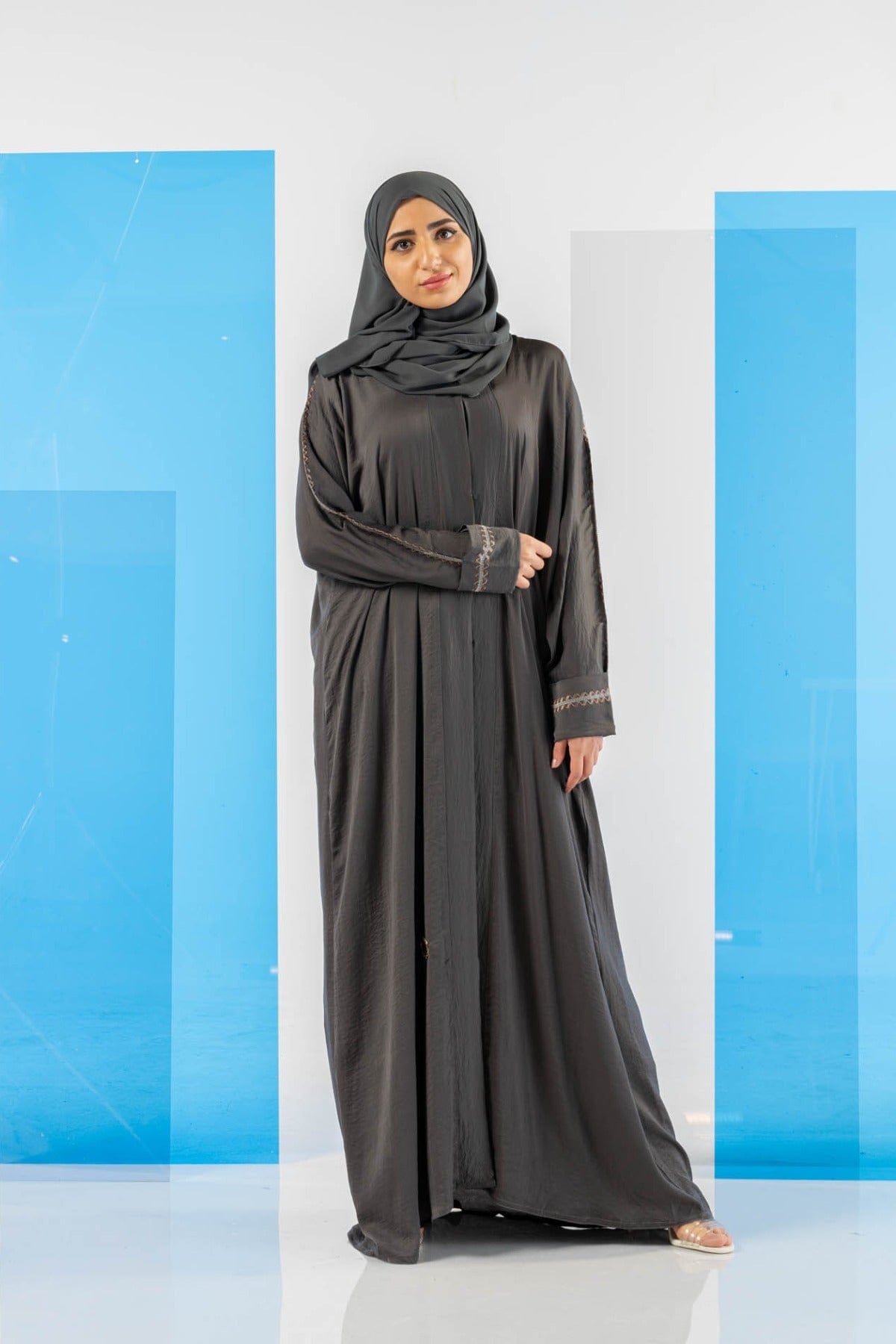 جوهرة عباية رمادية حرير للنساء بأكمام مطرزة رمادي