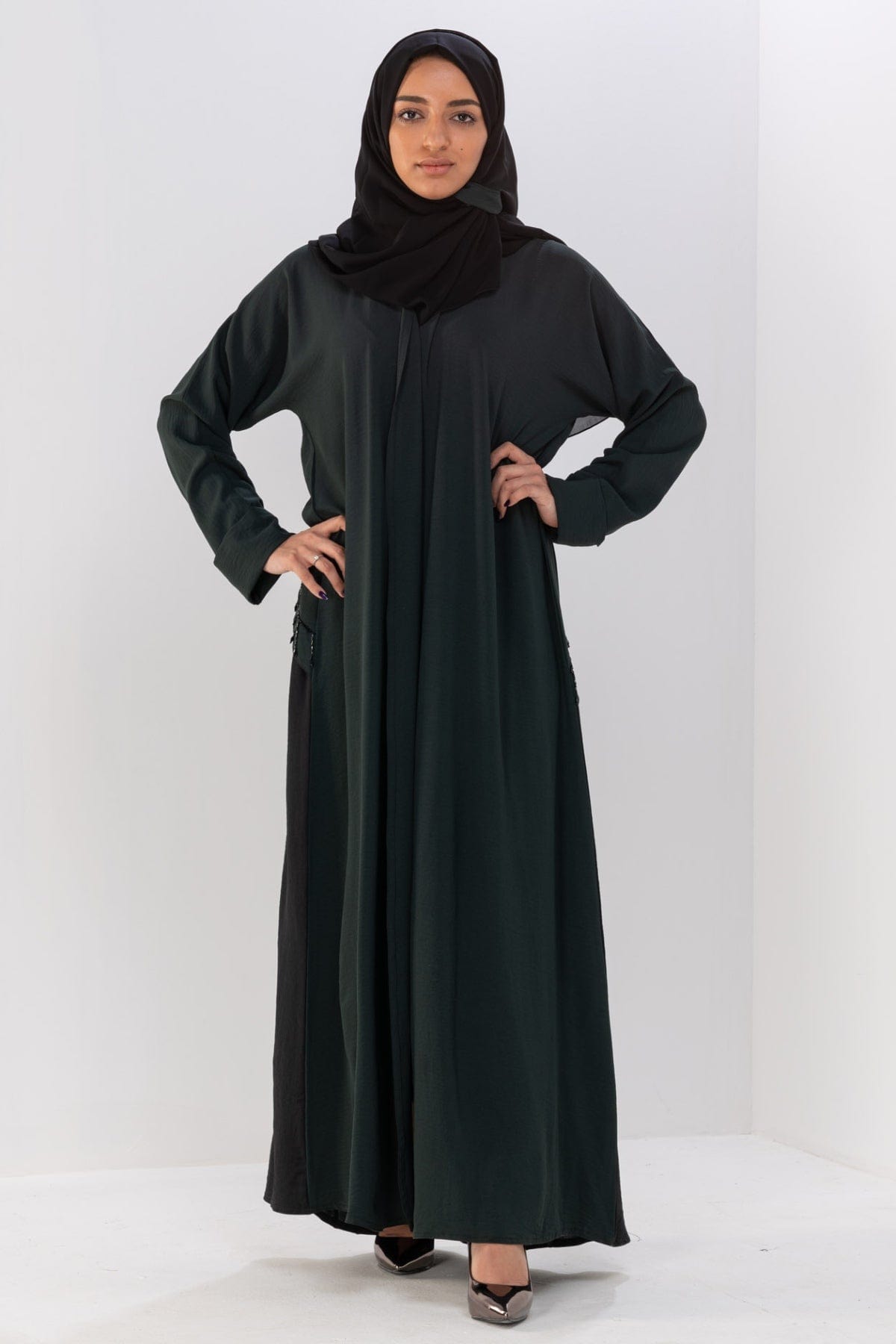 جوهرة عباية ة حرير سادة بأكمام طويلة وقطع خلفي أخضر غامق