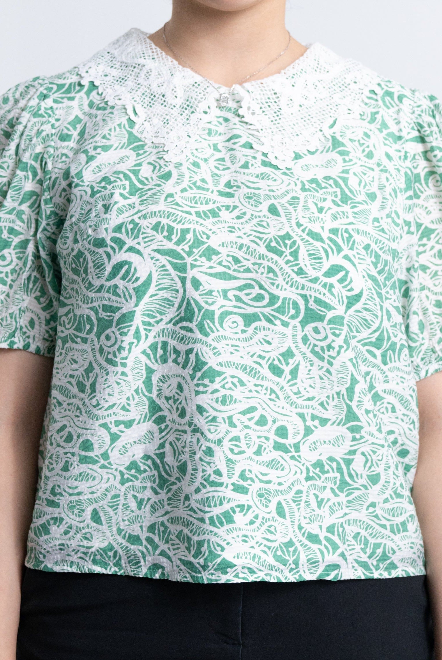 نتشي بلوزة بأكمام قصيرة مشجرة بياقة مخرمة