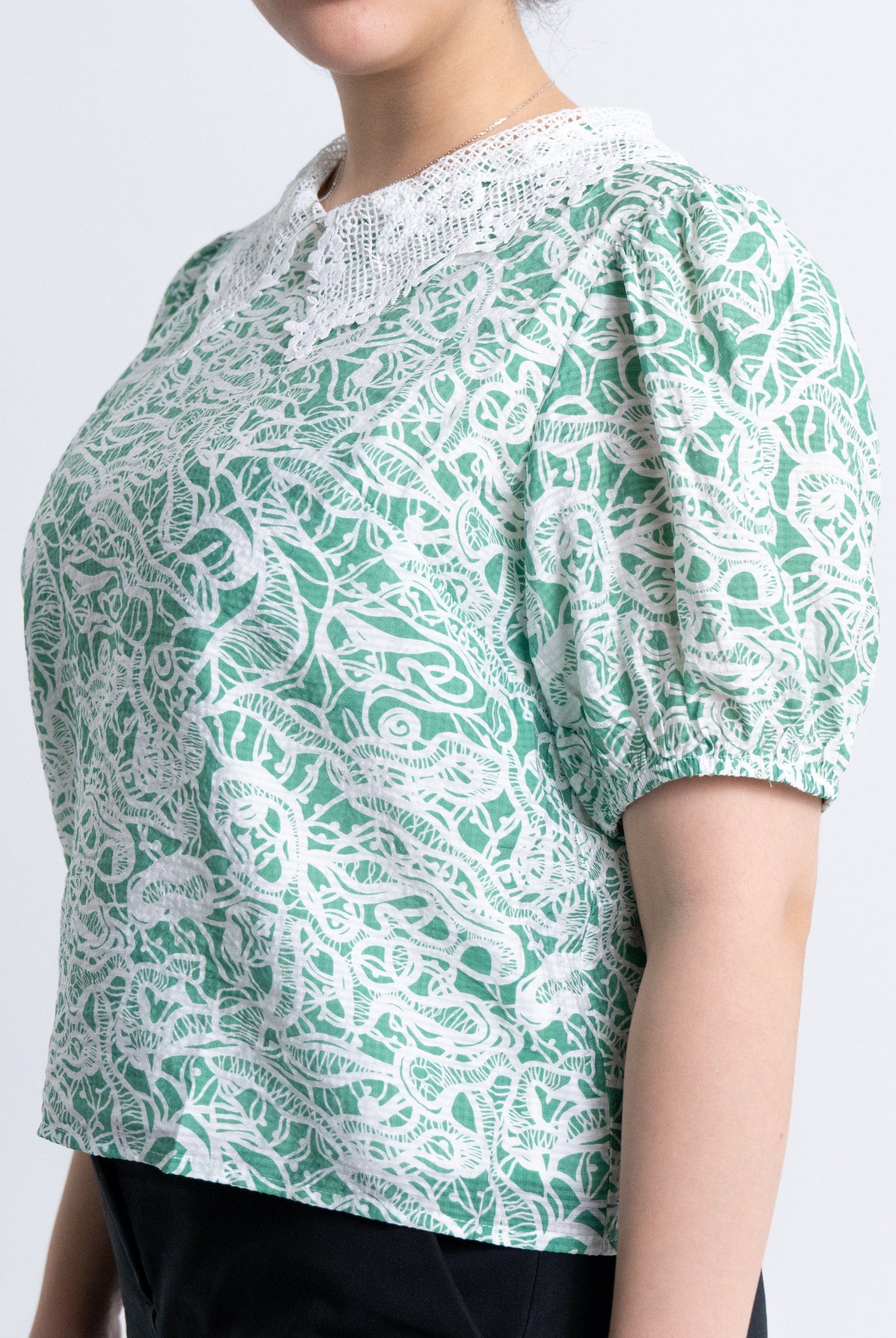 نتشي بلوزة بأكمام قصيرة مشجرة بياقة مخرمة