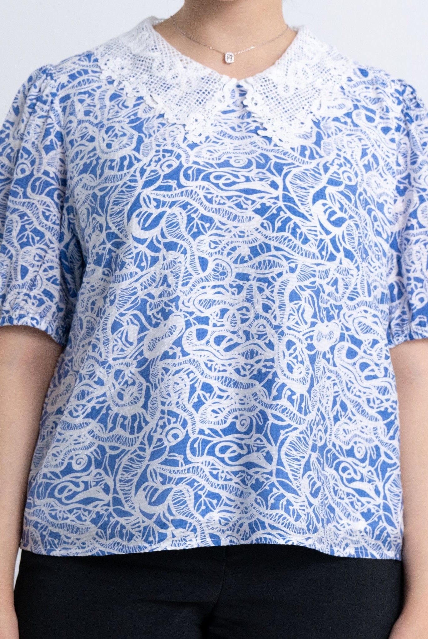 نتشي بلوزة بأكمام قصيرة مشجرة بياقة مخرمة