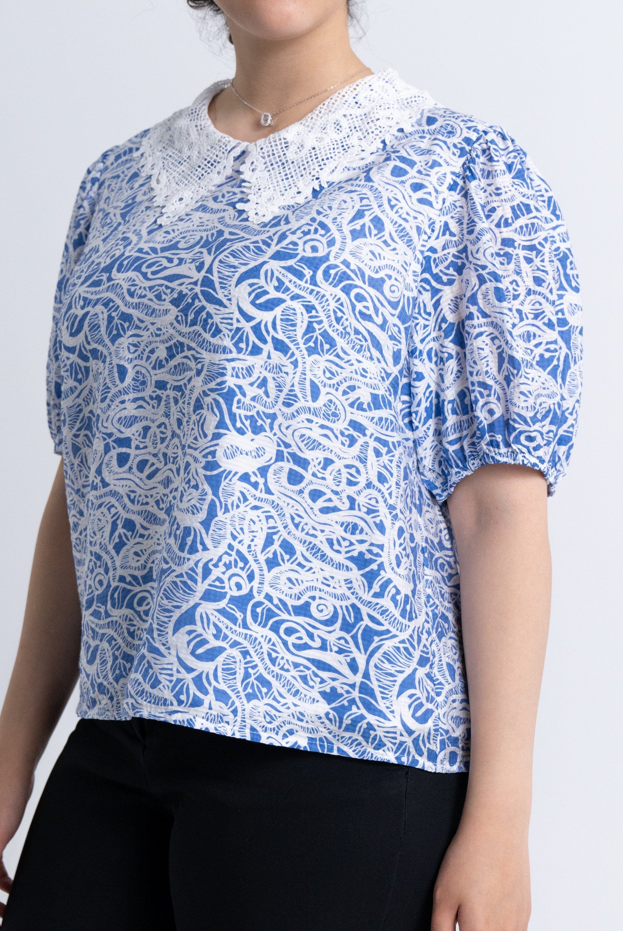 نتشي بلوزة بأكمام قصيرة مشجرة بياقة مخرمة